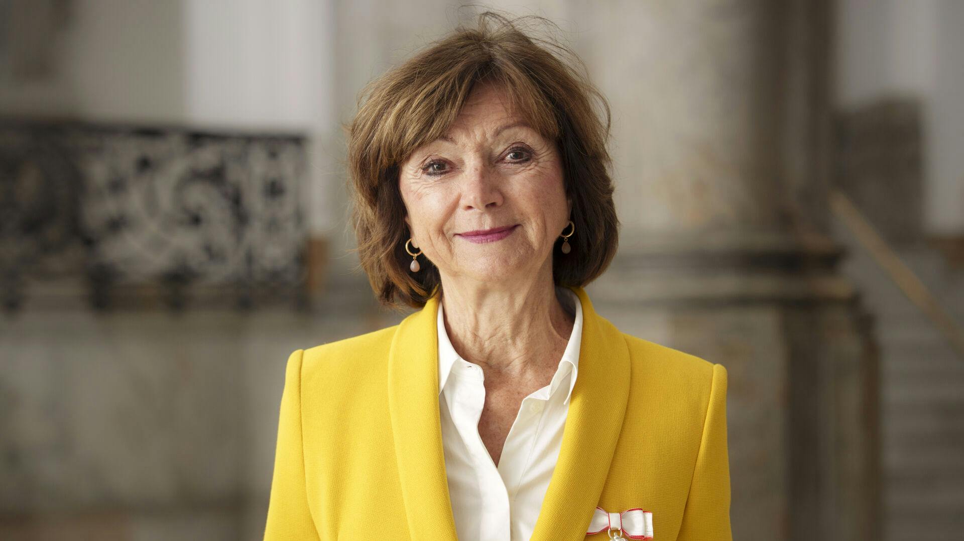 Smilende og tydeligt rørt viser Sonja Oppenhagen Ridderkorset frem efter audiensen hos kong Frederik.