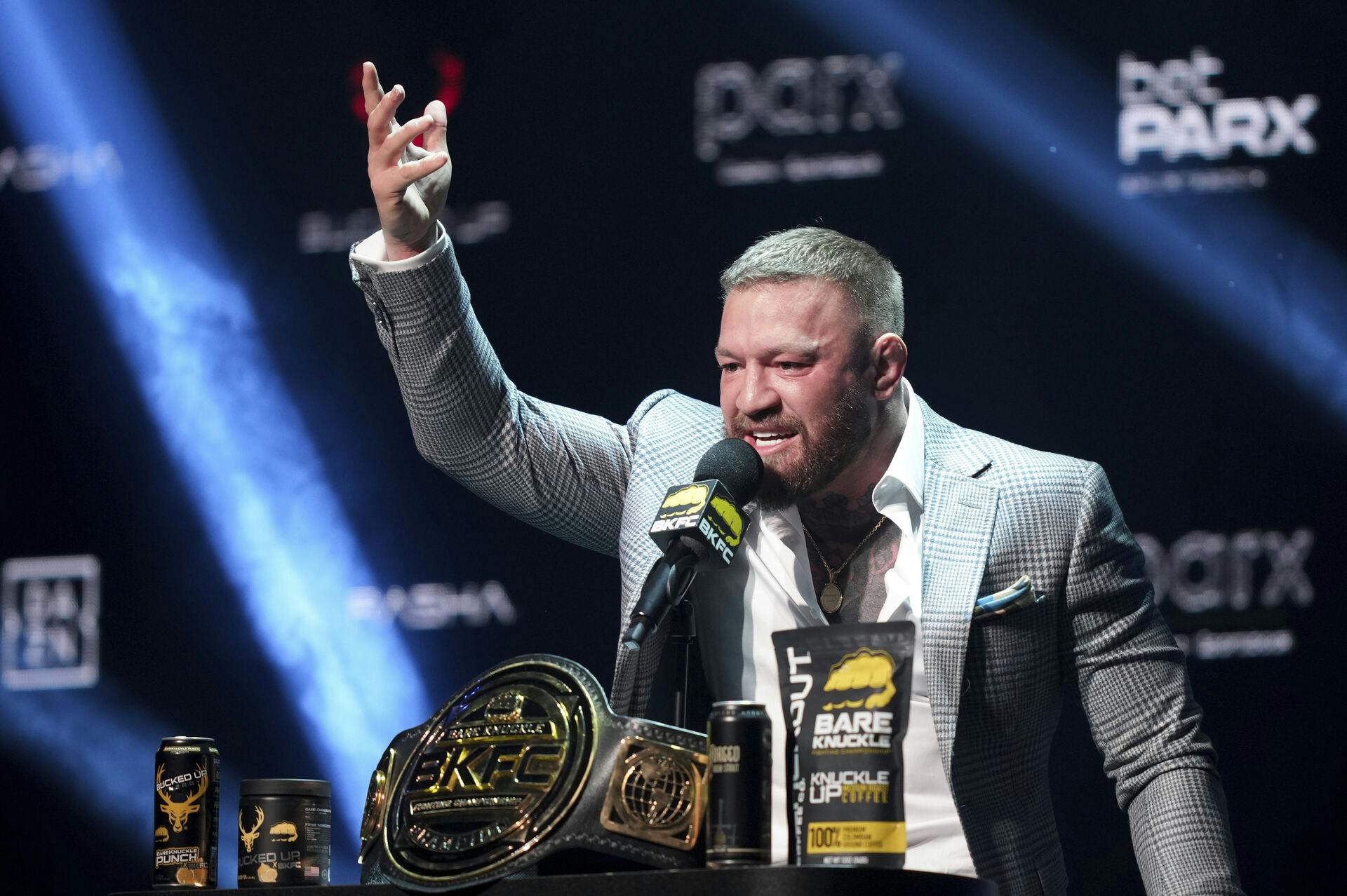 Den tidligere MMA-kæmper Conor McGregor har valgt at trække sig fra det kommende præsidentvalg i Irland. Men han vil fortsætte sin kamp, skriver han på X.