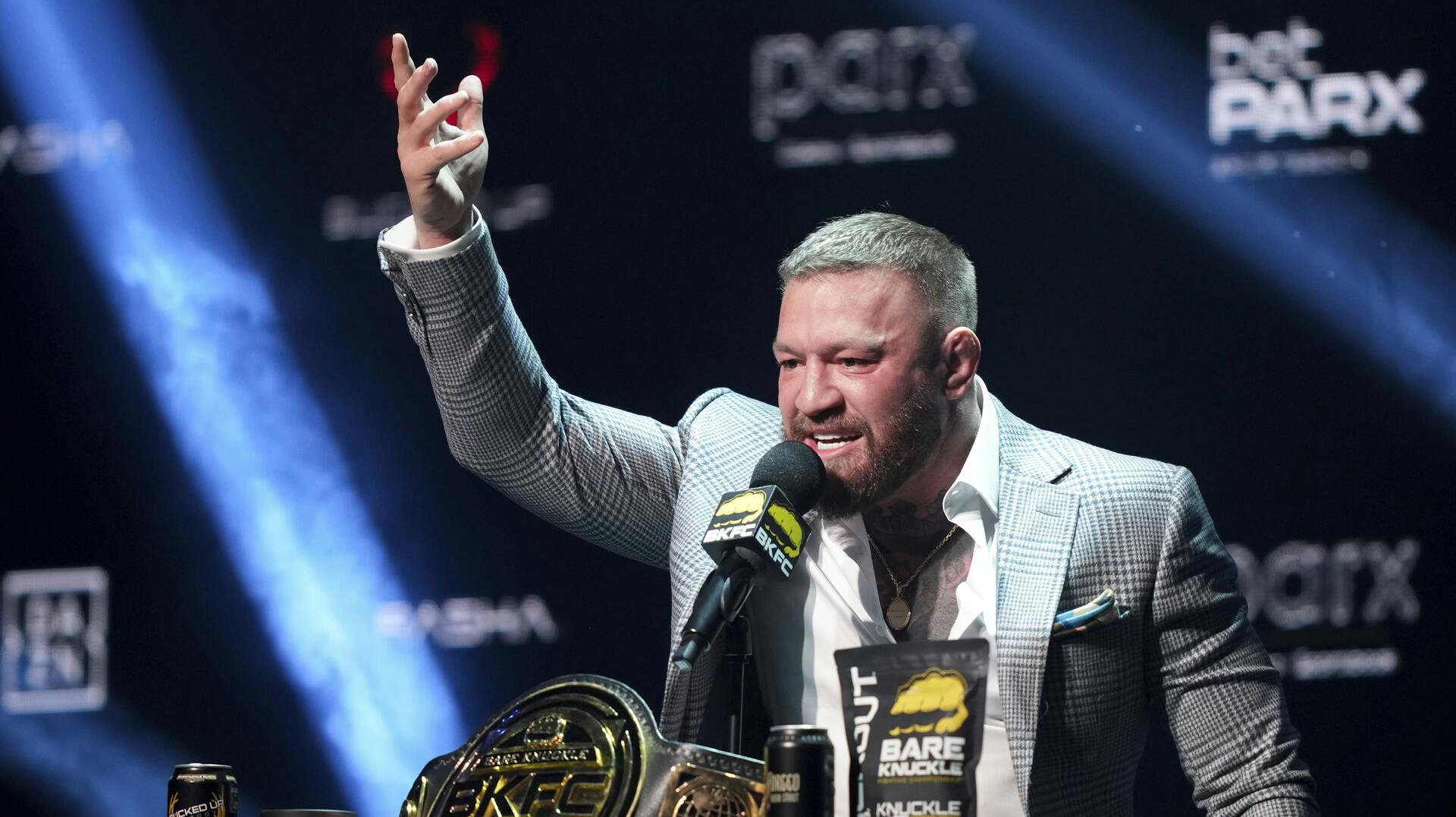 Den tidligere MMA-kæmper Conor McGregor har valgt at trække sig fra det kommende præsidentvalg i Irland. Men han vil fortsætte sin kamp, skriver han på X.