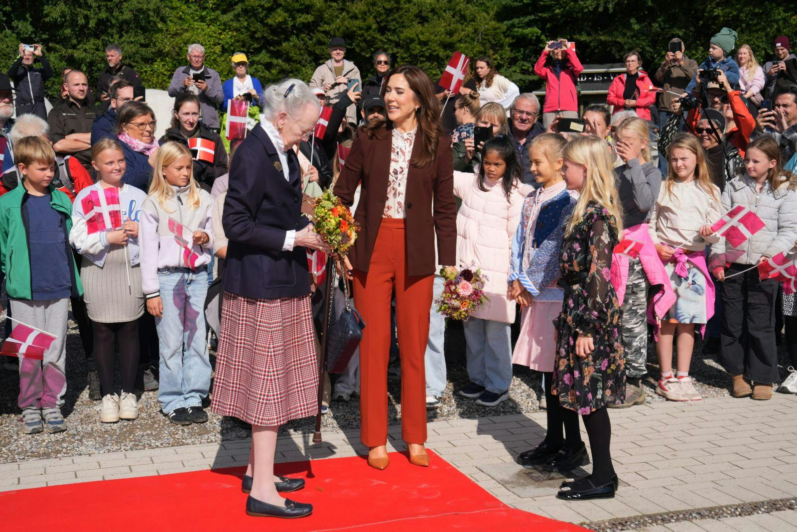 Dronning Mary og dronning Margrethe ankom mandag til GeoCenter Møns Klint for at opleve naturprojektet "Life Orchids".