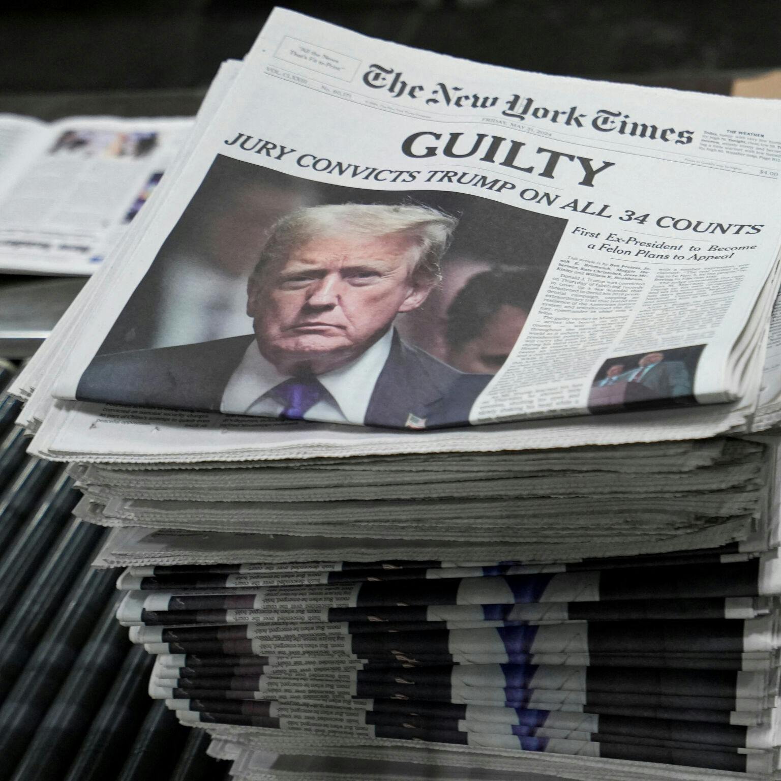 Donald Trump har det svært med sandheder. Særligt når de står i avisen her, som han elsker at hade. Og nu også at sagsøge.