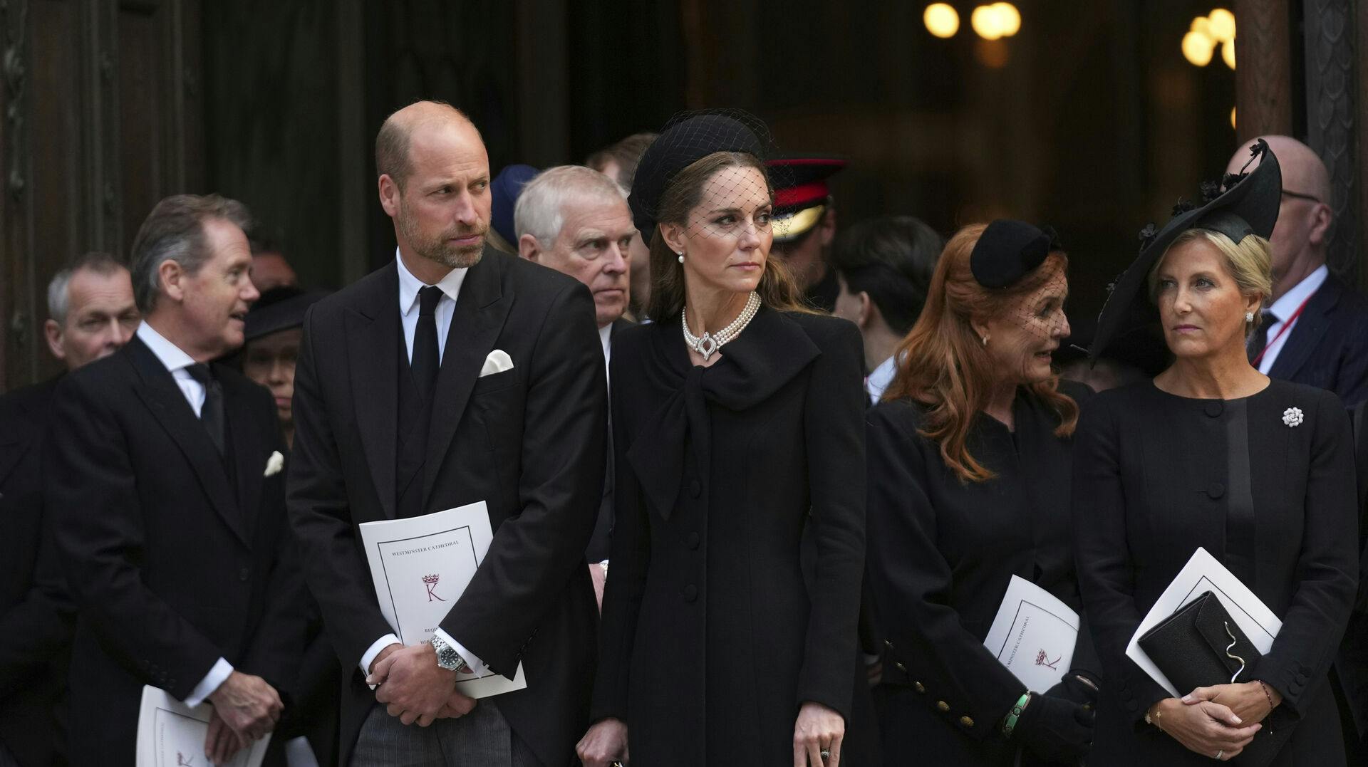 Bag prins William og hertuginde Kate ses prins Andrew.