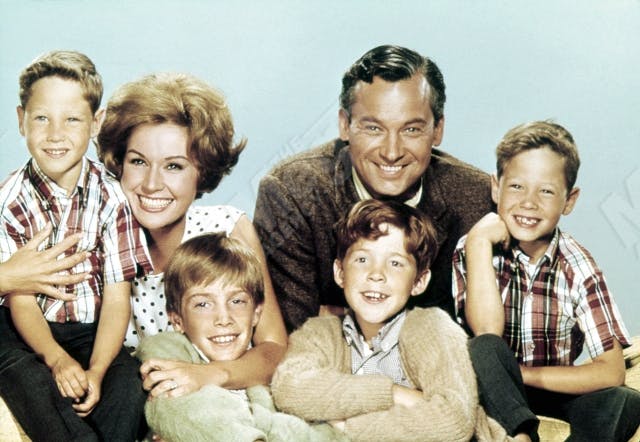 Patricia Crowley og resten af hovedcastet i tv-serien "Please Don’t Eat the Daisies"