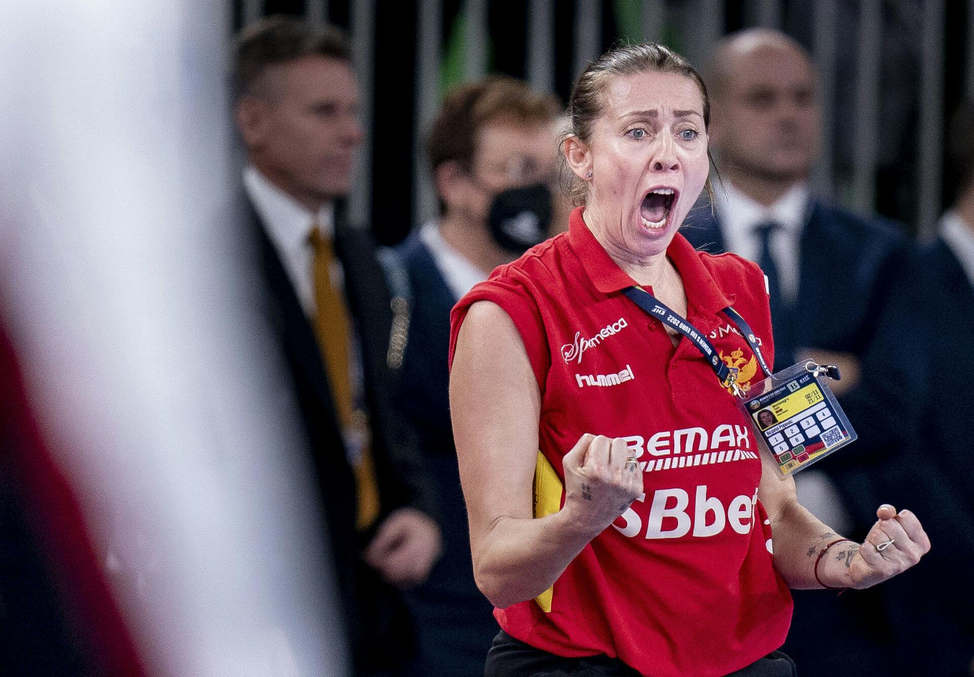 Popovic forsikrer, at hun på den danske sidelinje også kommer til at lave det velkendte trick med at hive op i ærmerne. "Jeg tænker ikke over, at jeg gør det, men når det bliver varmt, og jeg bliver spændt, så tager jeg dem op."