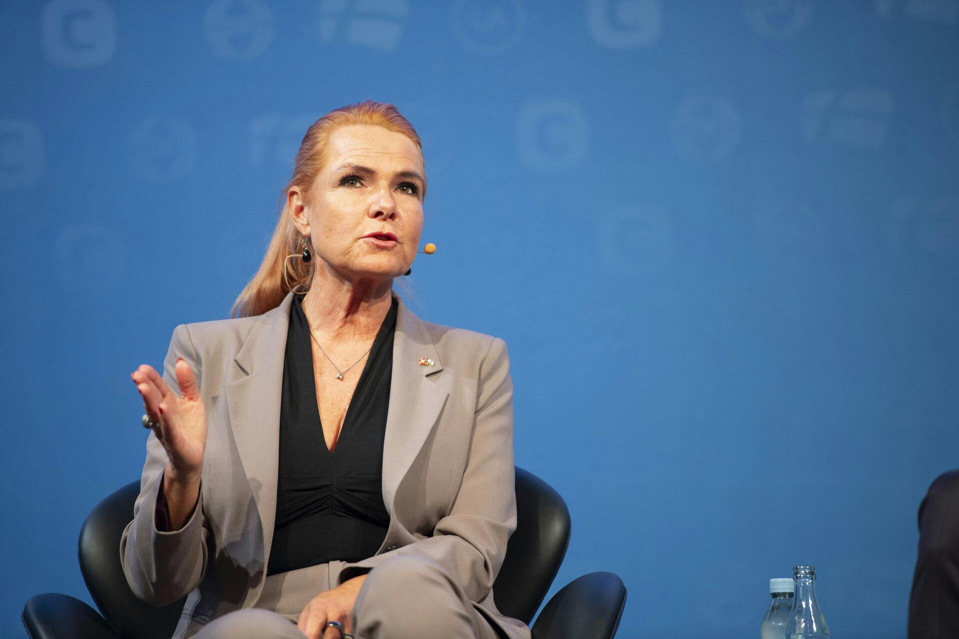 Inger Støjberg har tidligere skrevet på Facebook, at det var to mænd i en grå kassevogn, som angiveligt forsøgte at presse hende ud i midterrabatten på motorvejen.