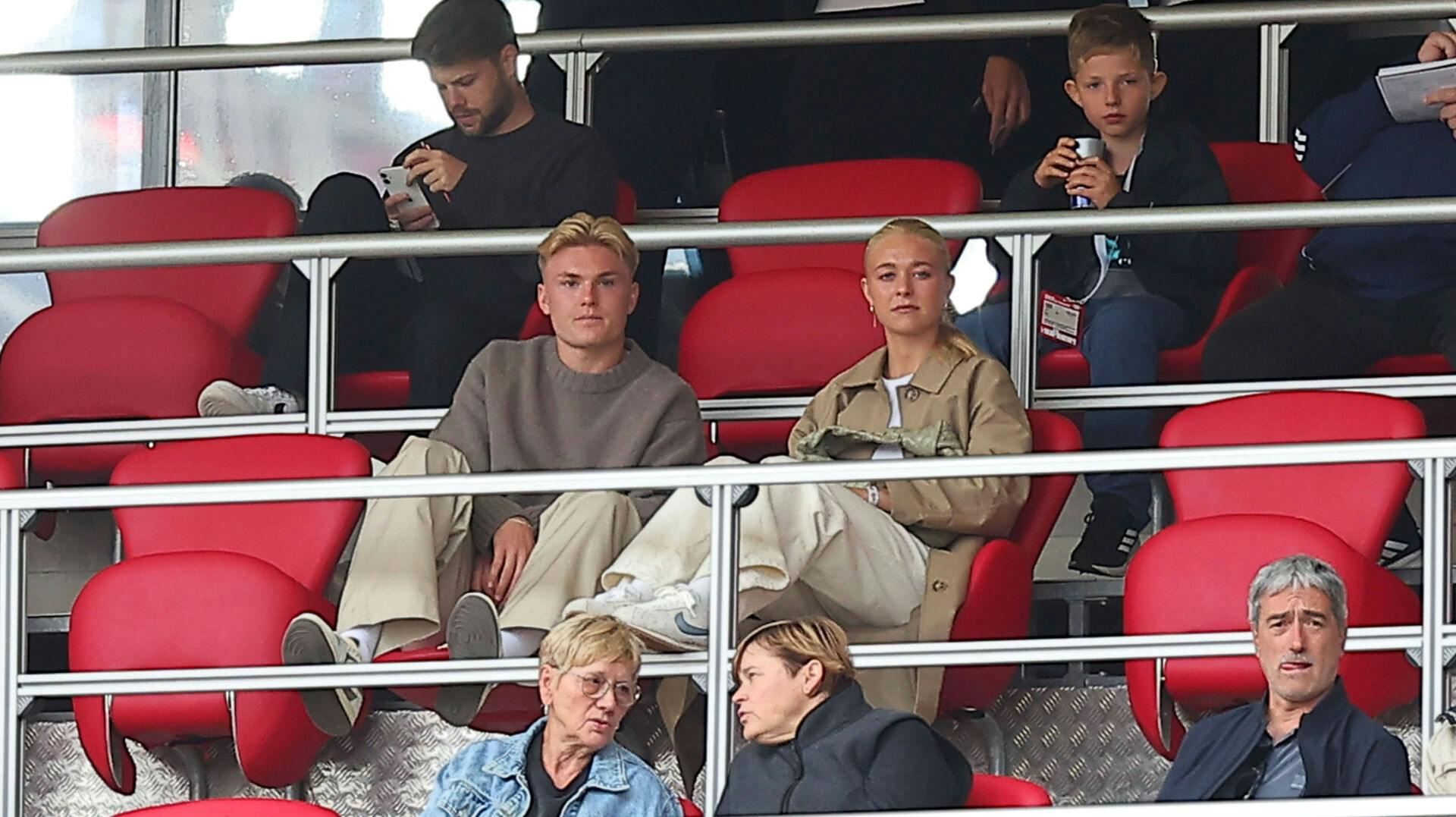 Conrad Harder og kæresten Emma Jensen på tribunen til opgøret mellem RB Leipzig og Bayern München i kvinde-Bundesligaen. 