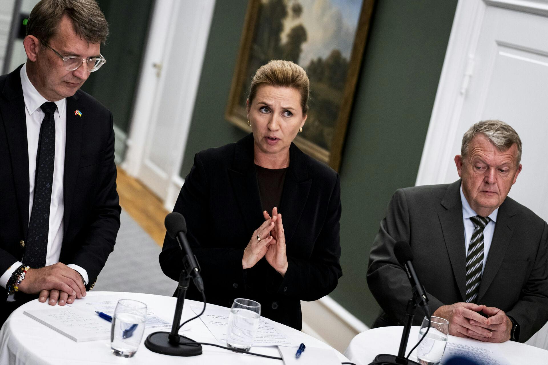 Statsminister Mette Frederiksen fastholder regeringens linje om langtrækkende våben trods skarp russisk kritik.