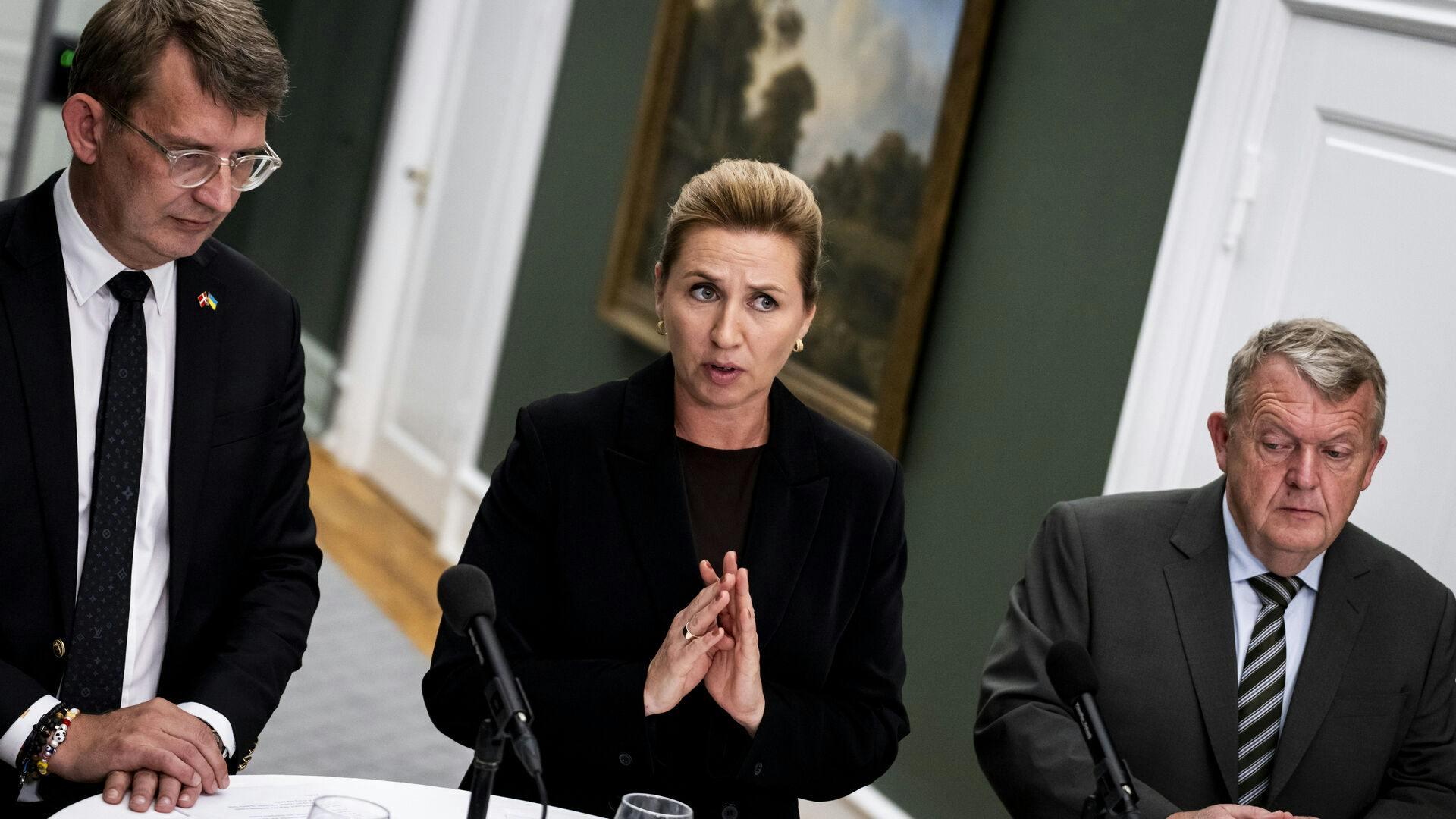 Statsminister Mette Frederiksen fastholder regeringens linje om langtrækkende våben trods skarp russisk kritik.