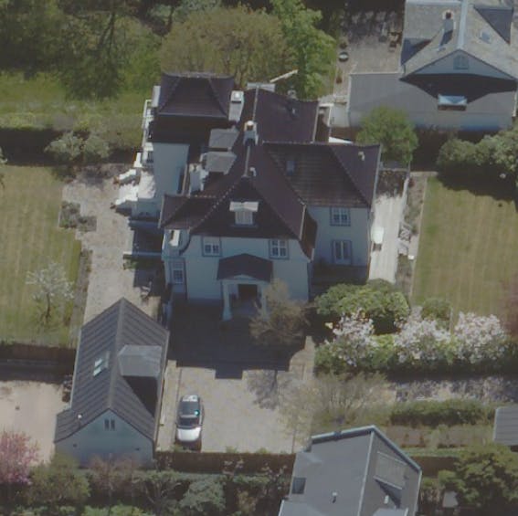 Det er denne villa på Strandvejen, som nu har fået ny ejer, der forsøger at holde sin identitet hemmelig.