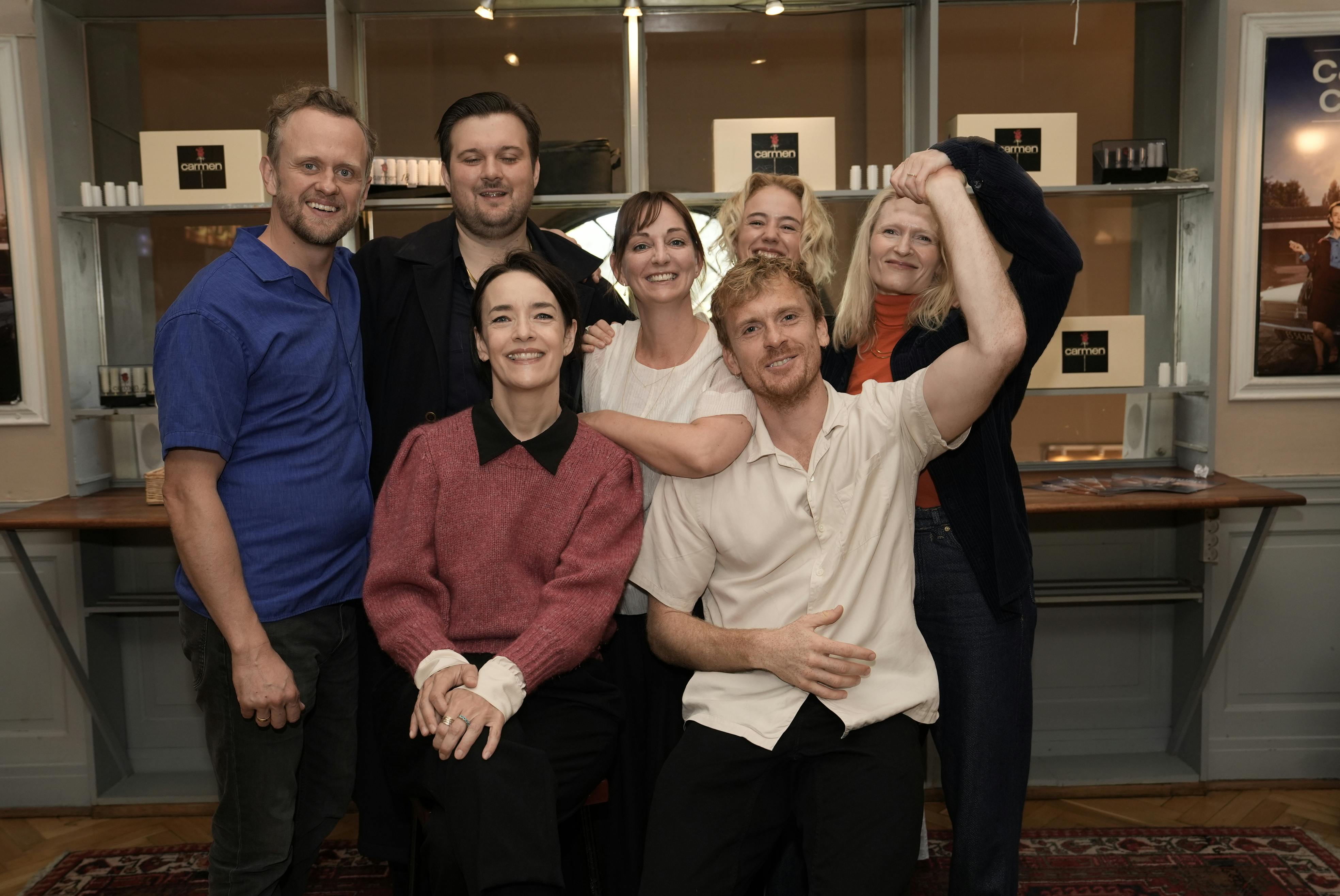 Morten Hee Andersen (i hvid trøje, red.) har fundet kærligheden igen. Her ses han tidligere i dag sammen med resten af holdet på "Carmen Curlers".