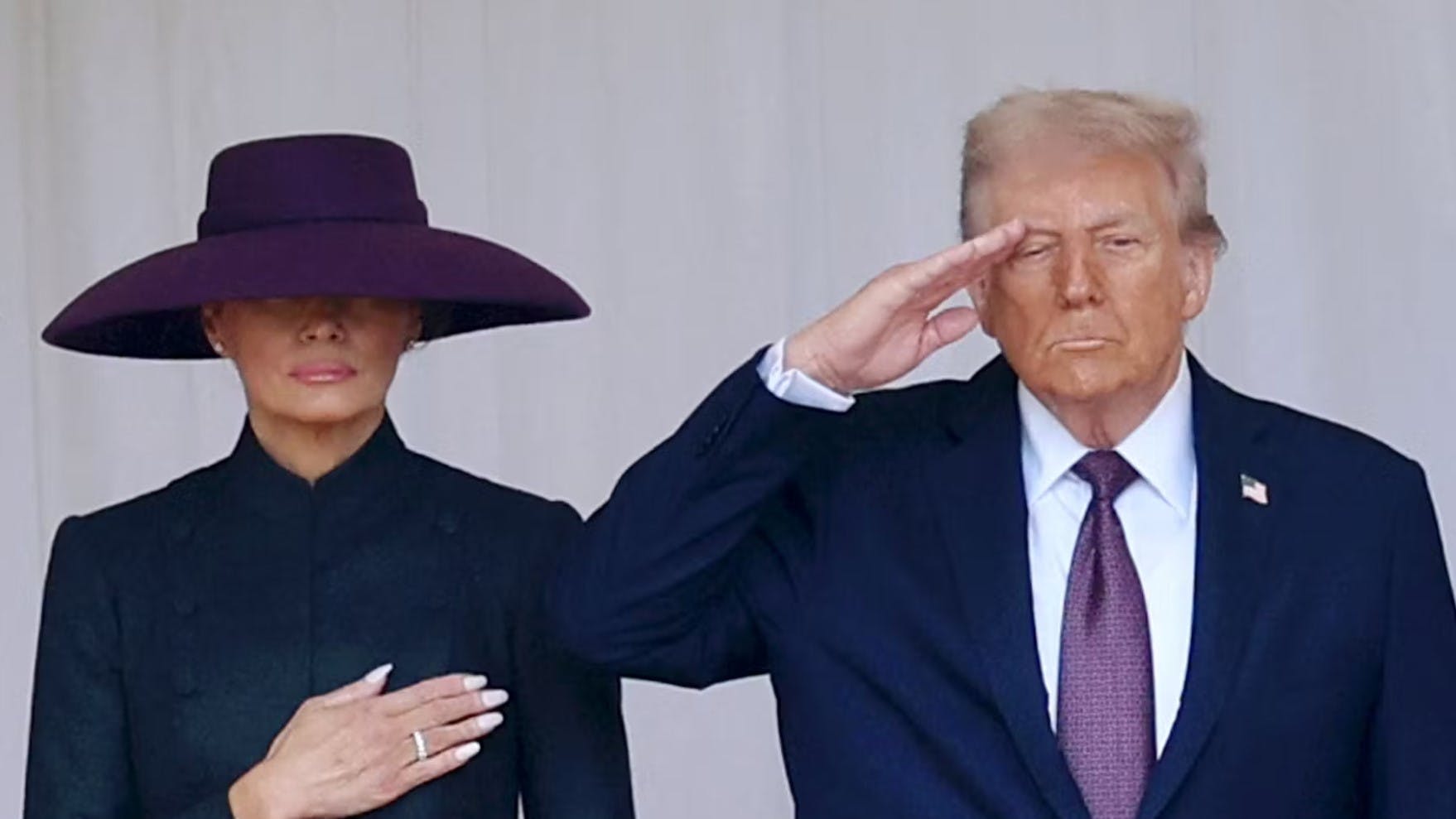 Den amerikanske præsidents kone, Melania Trump vakte stor opsigt med sit outfit under onsdagens besøg i London.