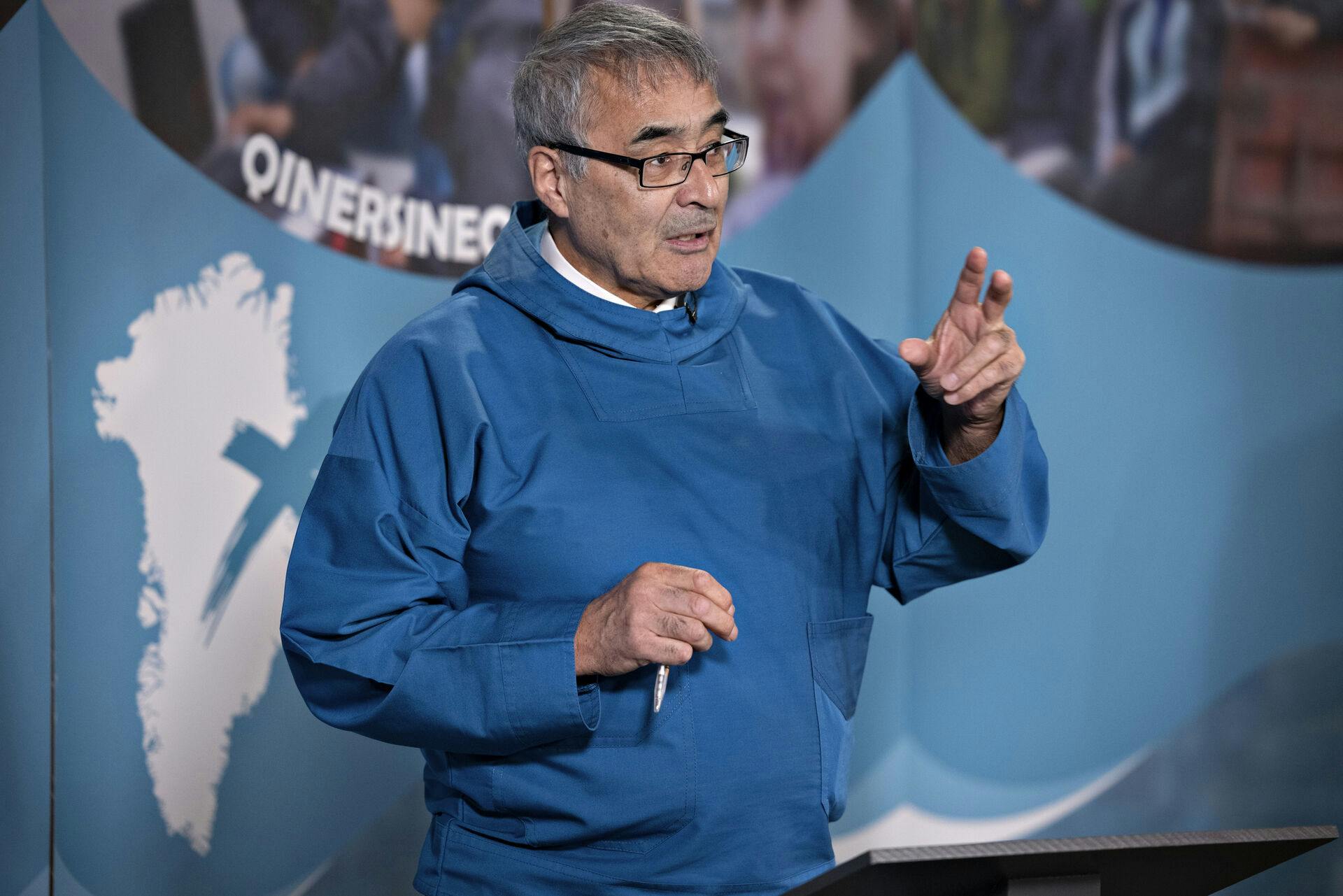 Hans Enoksen, der er tidligere regeringsleder i Grønland, er død efter længere tids sygdom.