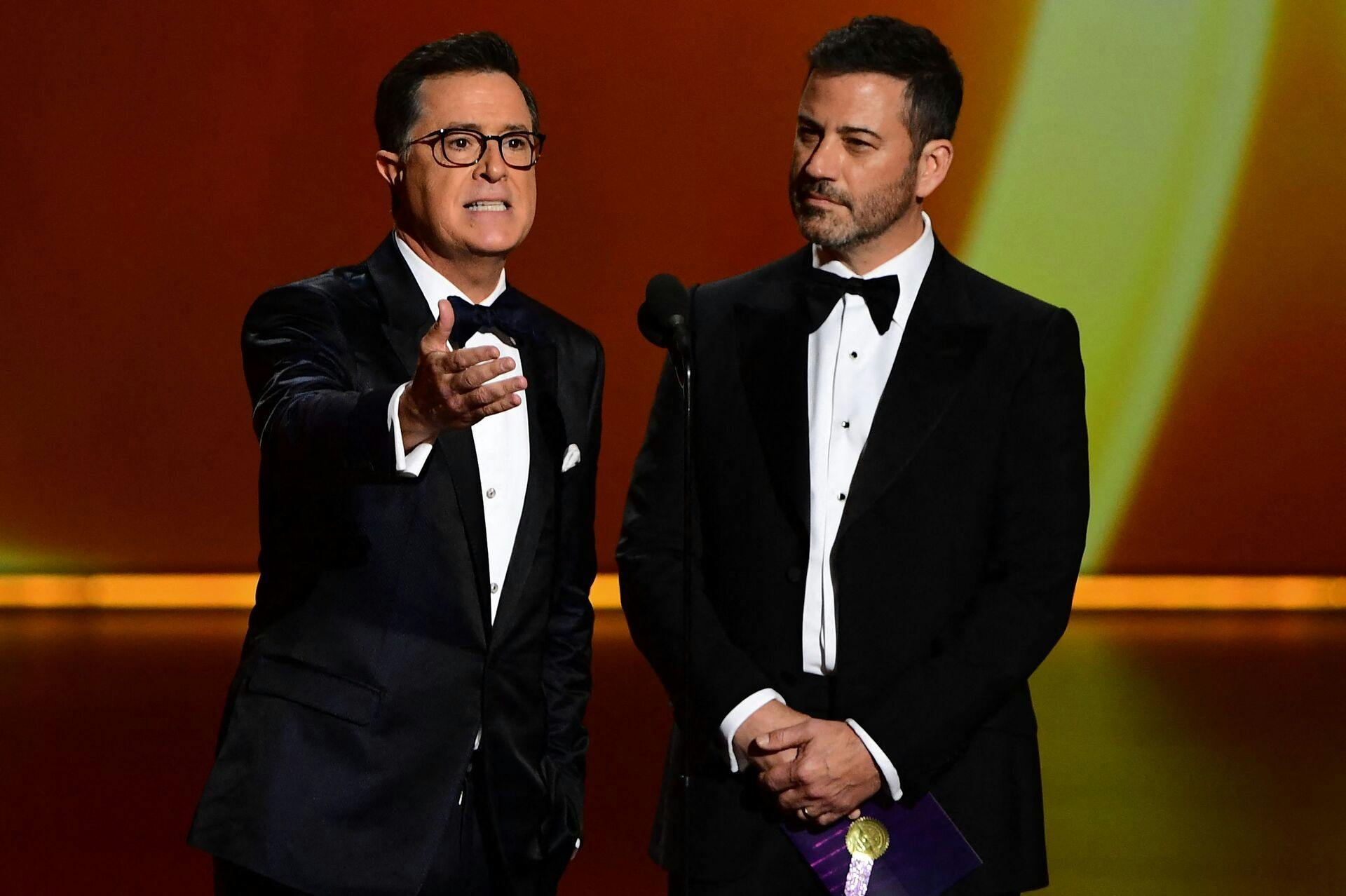 Her ses Kimmel sammen med kollegaen Stephen Colbert, der permanent har fået fjernet sit show. 
