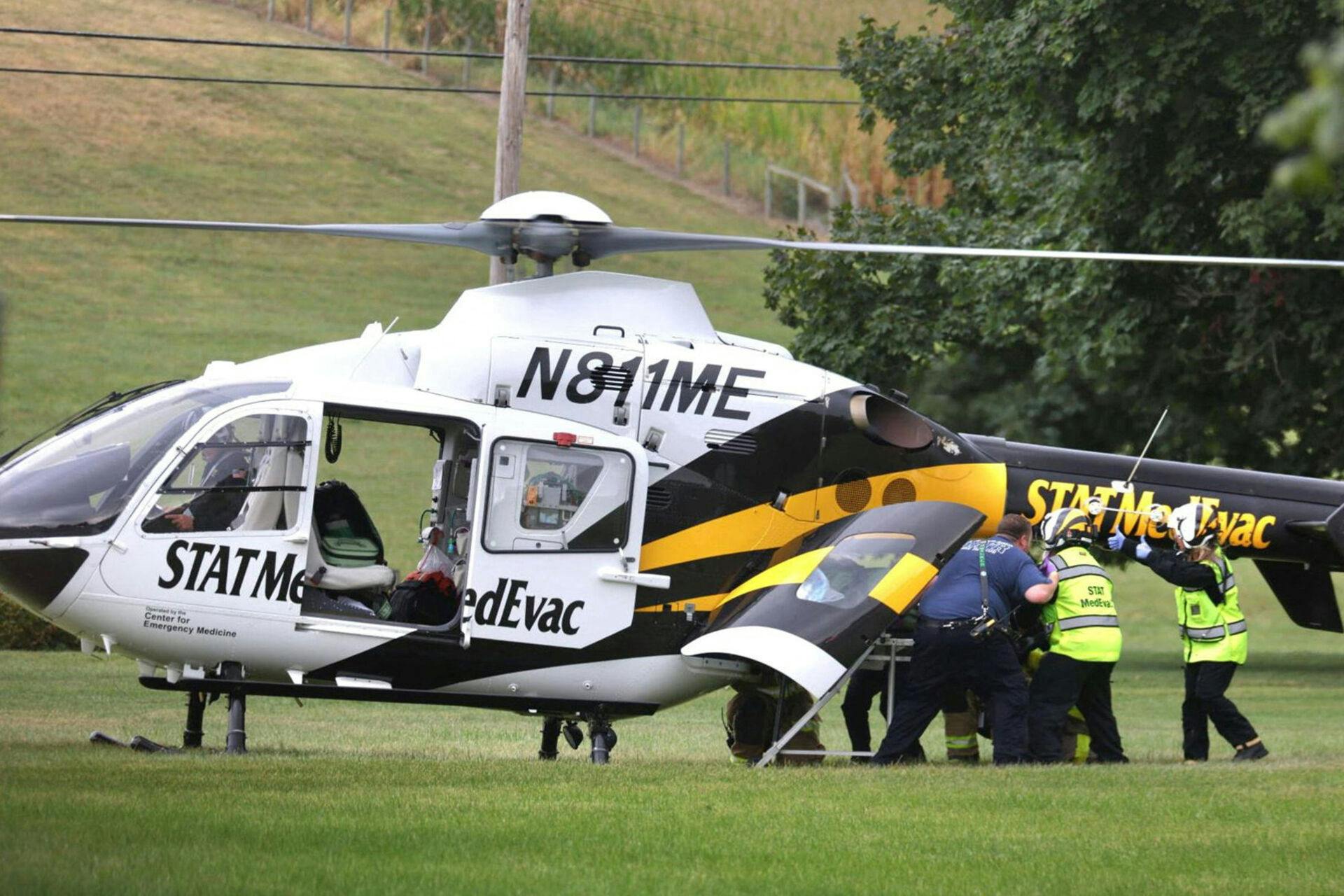 Her transporteres en af de sårede betjente væk fra gerningsstedet med en helikopter.