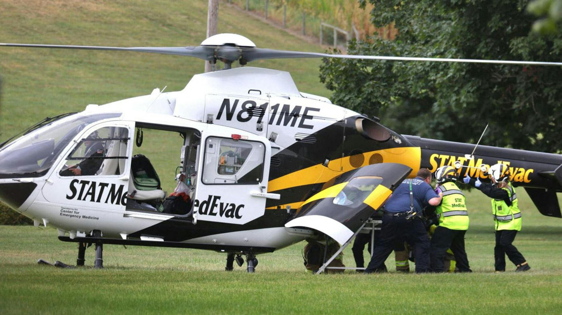 Her transporteres en af de sårede betjente væk fra gerningsstedet med en helikopter.