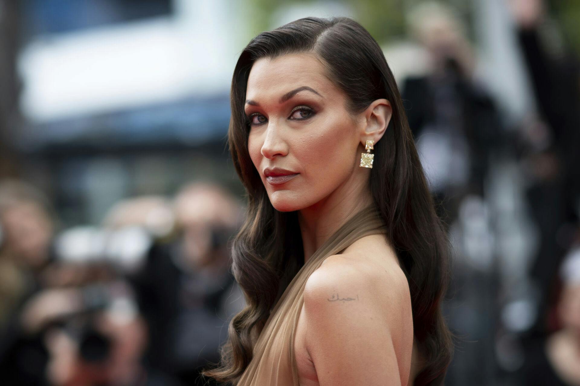 Bella Hadid har delt billeder fra sygesengen - langt fra den røde løber.