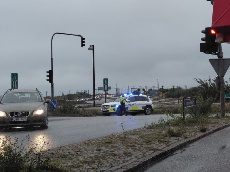 Øresundsmotorvejen er spærret mod Danmark, efter at vand har undermineret vejen ved Amager Strandvej. Politiet advarer om risiko for revner i asfalten og dirigerer al trafik væk fra området.