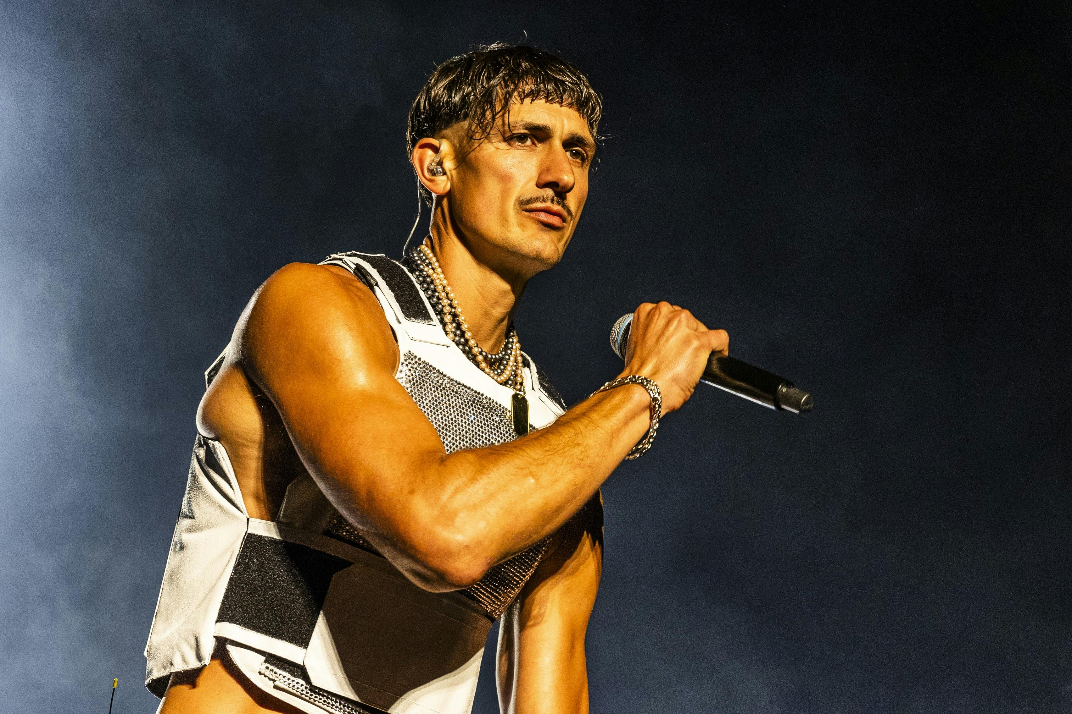 Anmelderne kan se idéen med Tobias Rahims nye album. Men det bliver nu alligevel en rodet fornøjelse, lyder det.