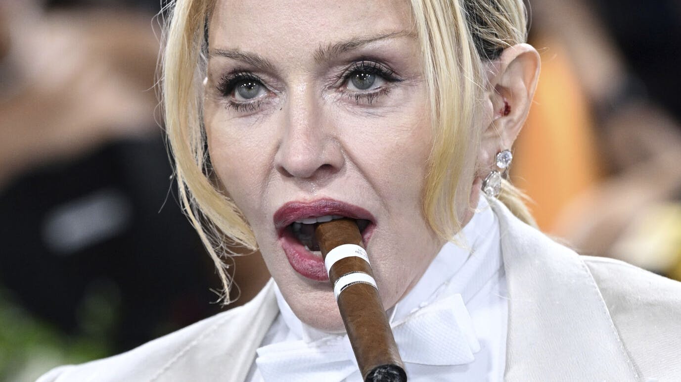 Popdronningen Madonna var i højt humør - og godt rygende - da hun ankom til Met Gala 2025.