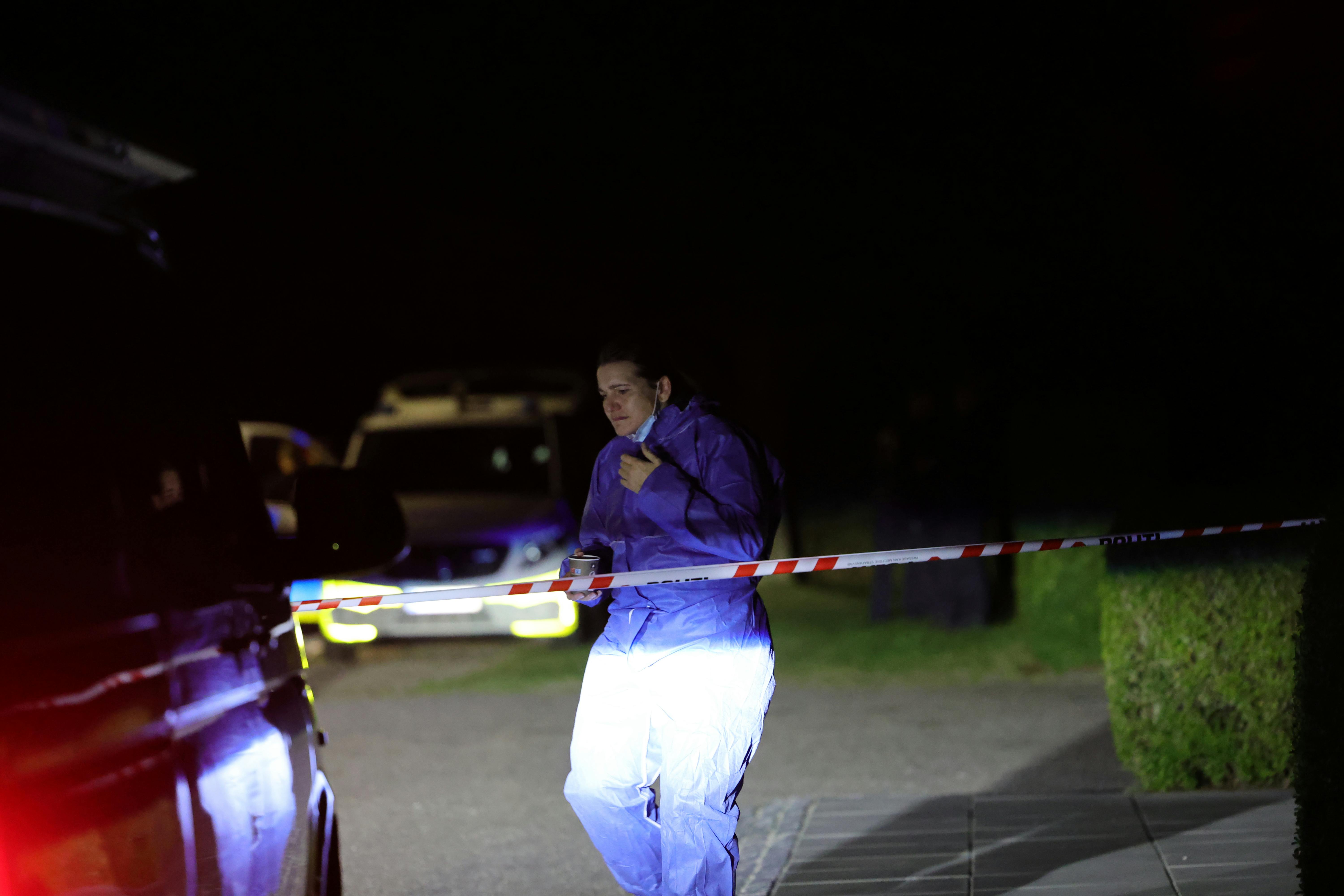 Politiets teknikere arbejdede torsdag aften i et hjem i den lille by Hammel, efter to kvinder blev fundet døde på adressen.