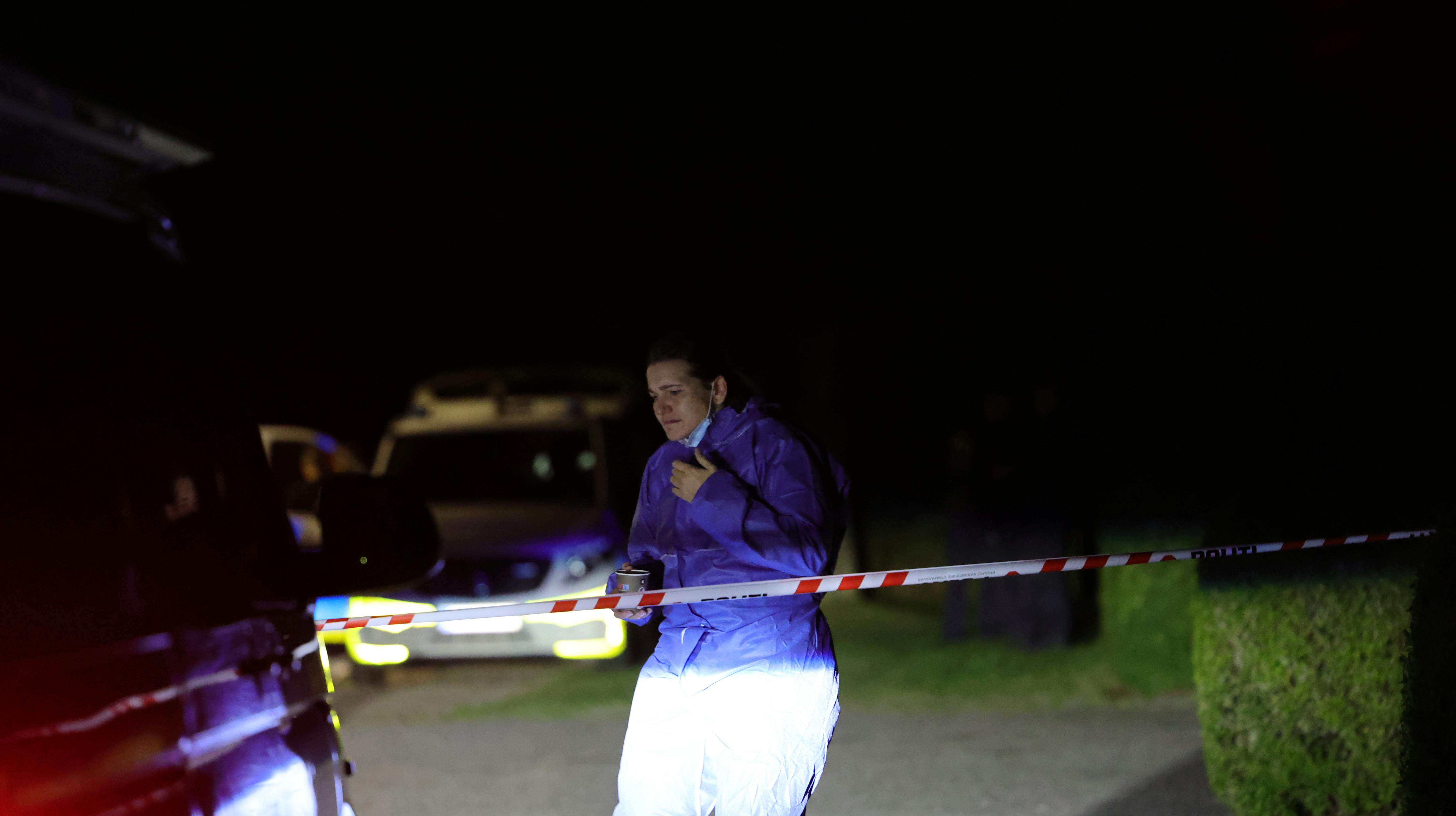 Politiets teknikere arbejdede torsdag aften i et hjem i den lille by Hammel, efter to kvinder blev fundet døde på adressen.