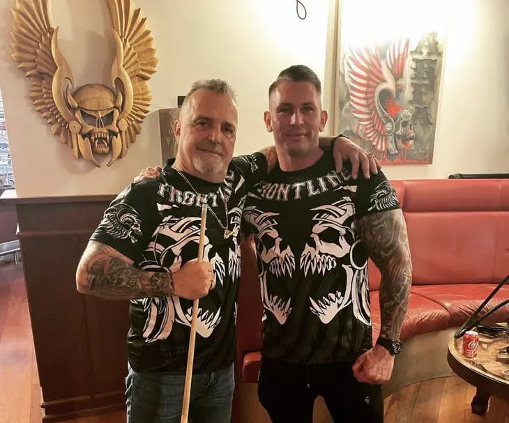 Til venstre ses den mangeårige Hells Angels-rocker René Nøddeskov Ludvigsen. I næste uge risikerer han at miste sit kørekort - hvilket kan gøre livet som rocker besværligt.
