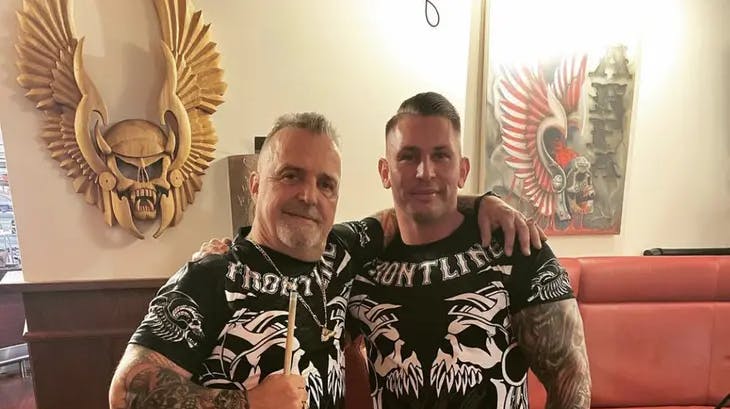 Til venstre ses den mangeårige Hells Angels-rocker René Nøddeskov Ludvigsen. I næste uge risikerer han at miste sit kørekort - hvilket kan gøre livet som rocker besværligt.