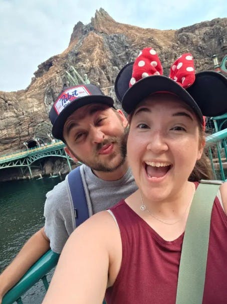 Keeley Whitcomb med manden Blake Whitcomb, der lige nu ligger på intensiv afdeling, efter en tragisk færdselsulykke, hvor begge deres børn mistede livet.