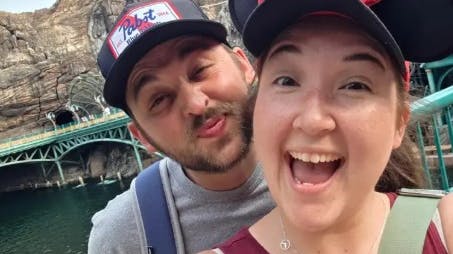 Keeley Whitcomb med manden Blake Whitcomb, der lige nu ligger på intensiv afdeling, efter en tragisk færdselsulykke, hvor begge deres børn mistede livet.