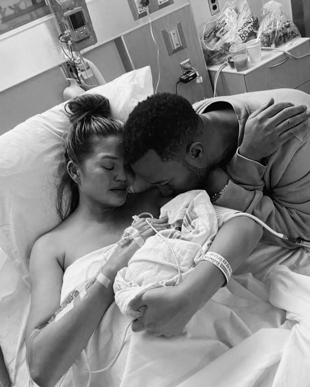 Chrissy Teigen og John Legend med deres søn, Jack.