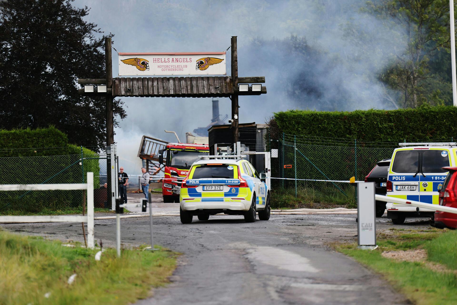 Både politiet og redningsfolk rykkede hurtigt ud, men kunne ikke redde klubhuset fra at brænde ned.