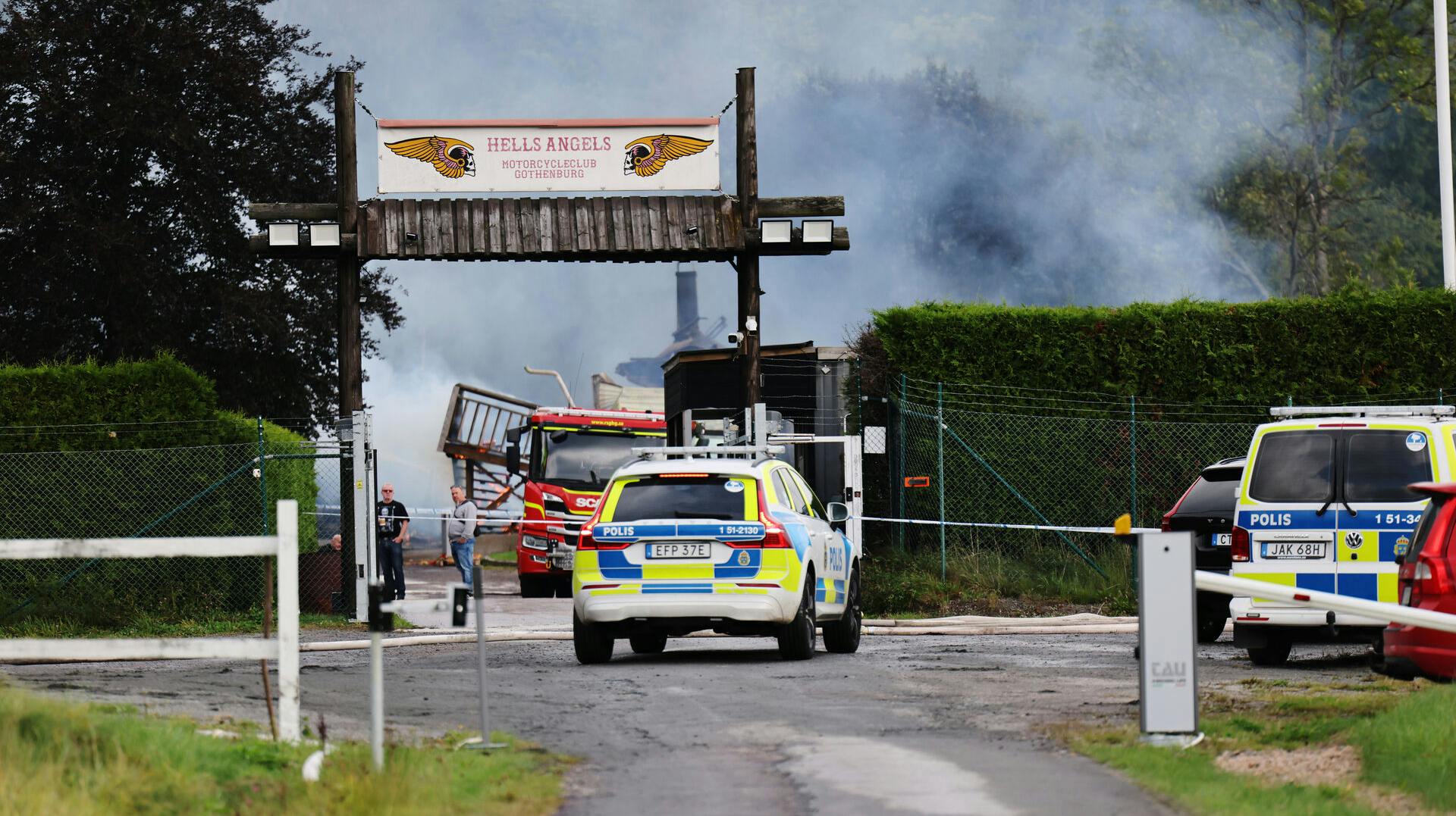 Både politiet og redningsfolk rykkede hurtigt ud, men kunne ikke redde klubhuset fra at brænde ned.