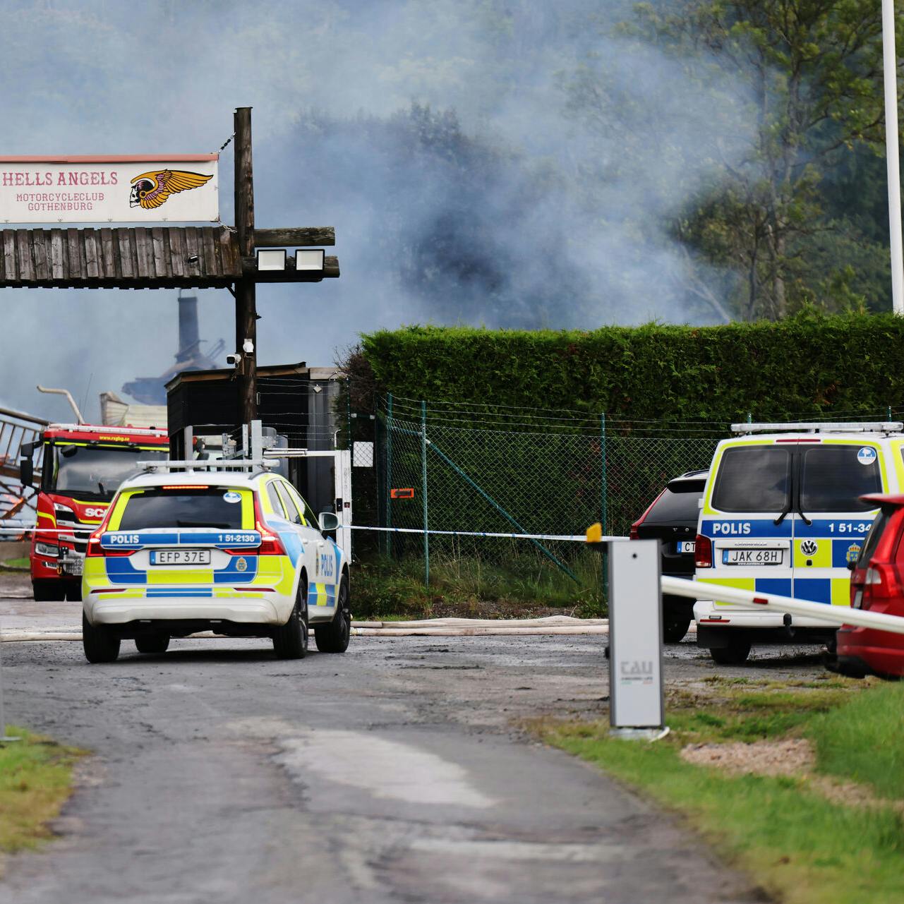 Både politiet og redningsfolk rykkede hurtigt ud, men kunne ikke redde klubhuset fra at brænde ned.