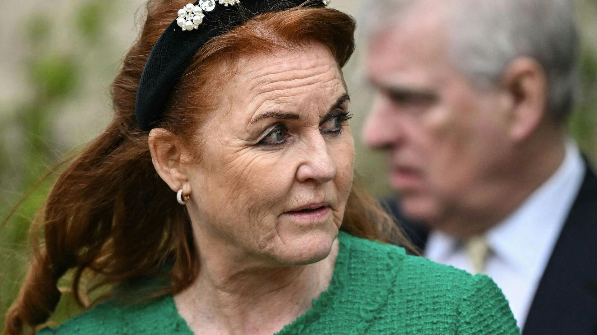 Sarah Ferguson tog offentligt afstand fra Jeffrey Epstein - inden hun privat hyldede ham i en email få uger senere.