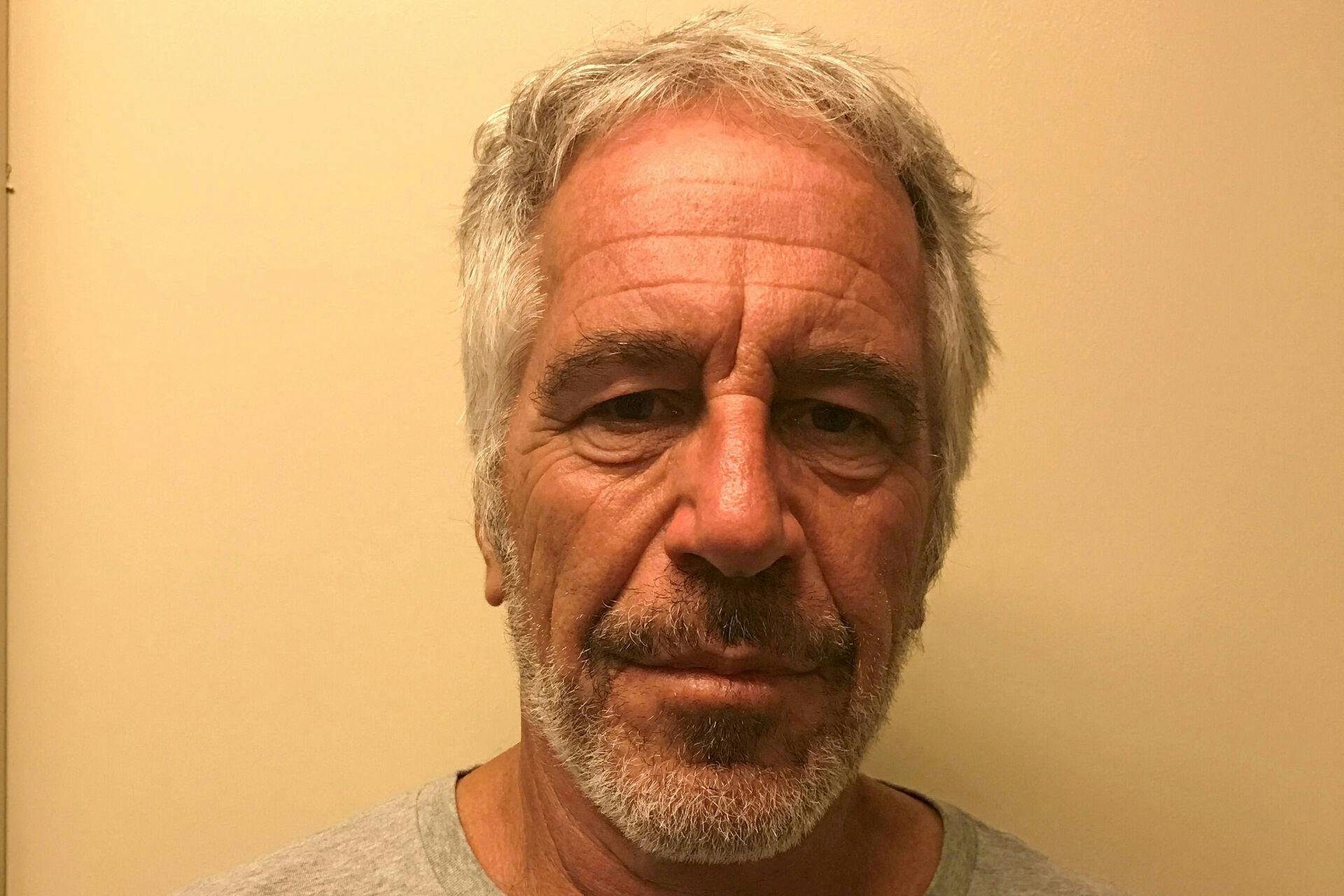 Jeffrey Epstein blev i august 2019 fundet død i sin fængselscelle. Han var fængslet i sagen om omfattende menneskehandel og misbrug af mindreårige.
