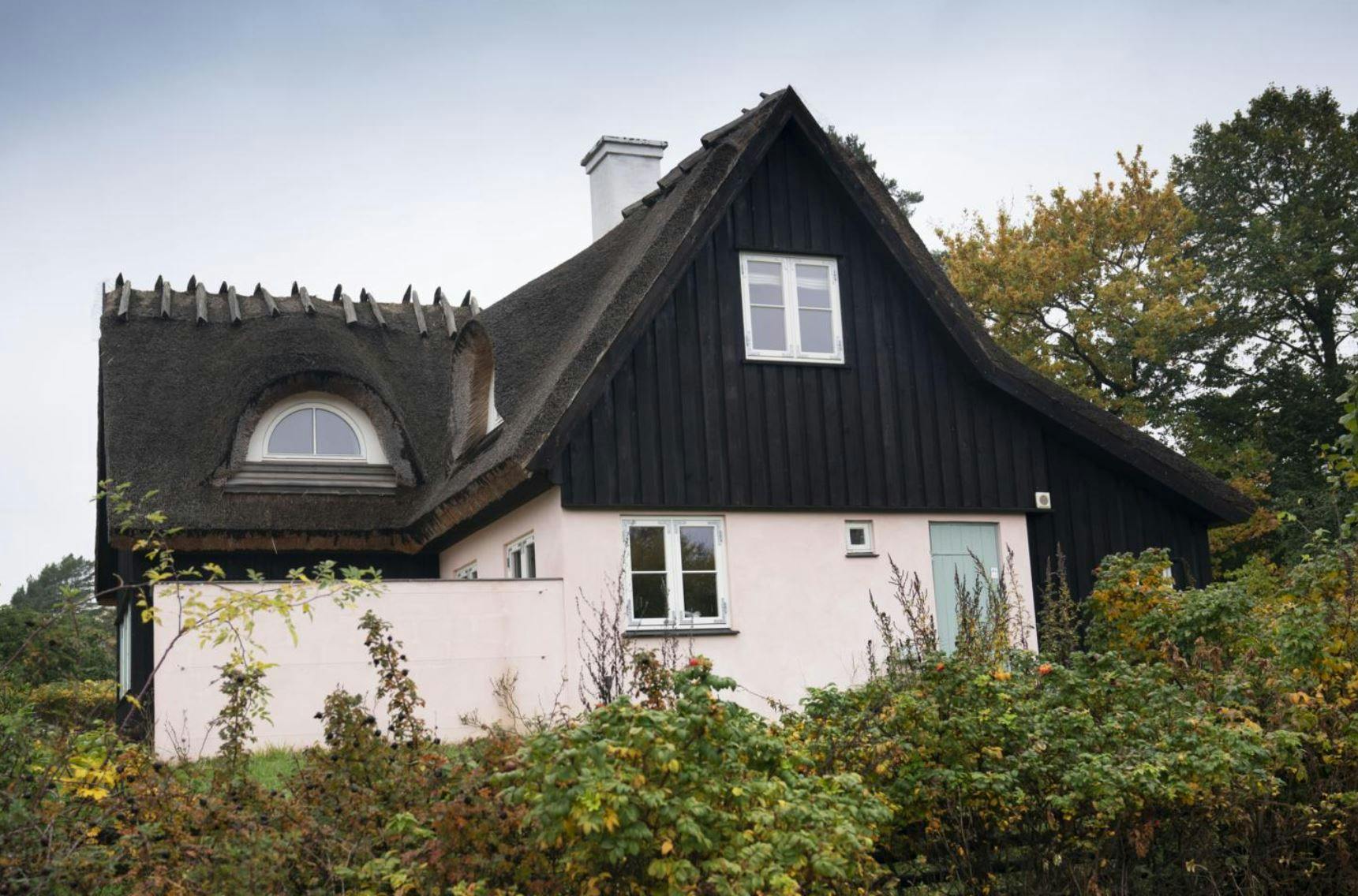 I februar håbede Mikkel Hansen af få et tocifret millionbeløb for dette sommerhus. Nu er drømmen et etcifret millionbeløb.