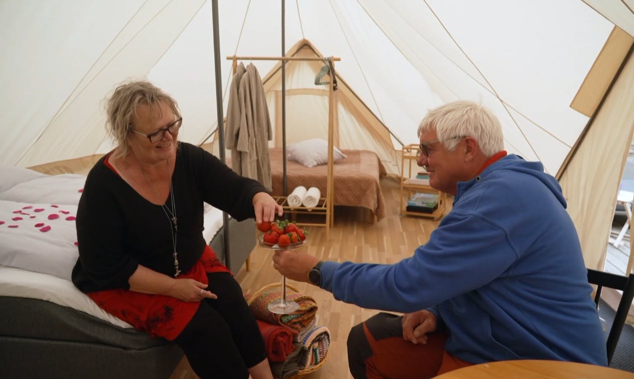Der er linet op til en romantisk aften med rosenblade og jordbær, da Lars P tager Gitte med på glamping i "Landmand søger kærlighed".