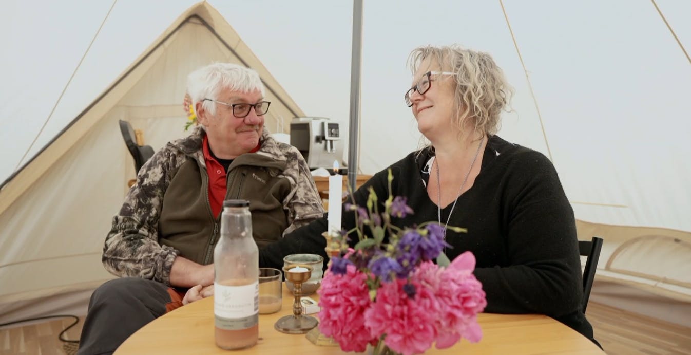 Lars P's udkårne, Gitte, er med landmanden på romantisk såkaldt glamping-ophold (glamourøs camping). Og her er der fræk stemning.
