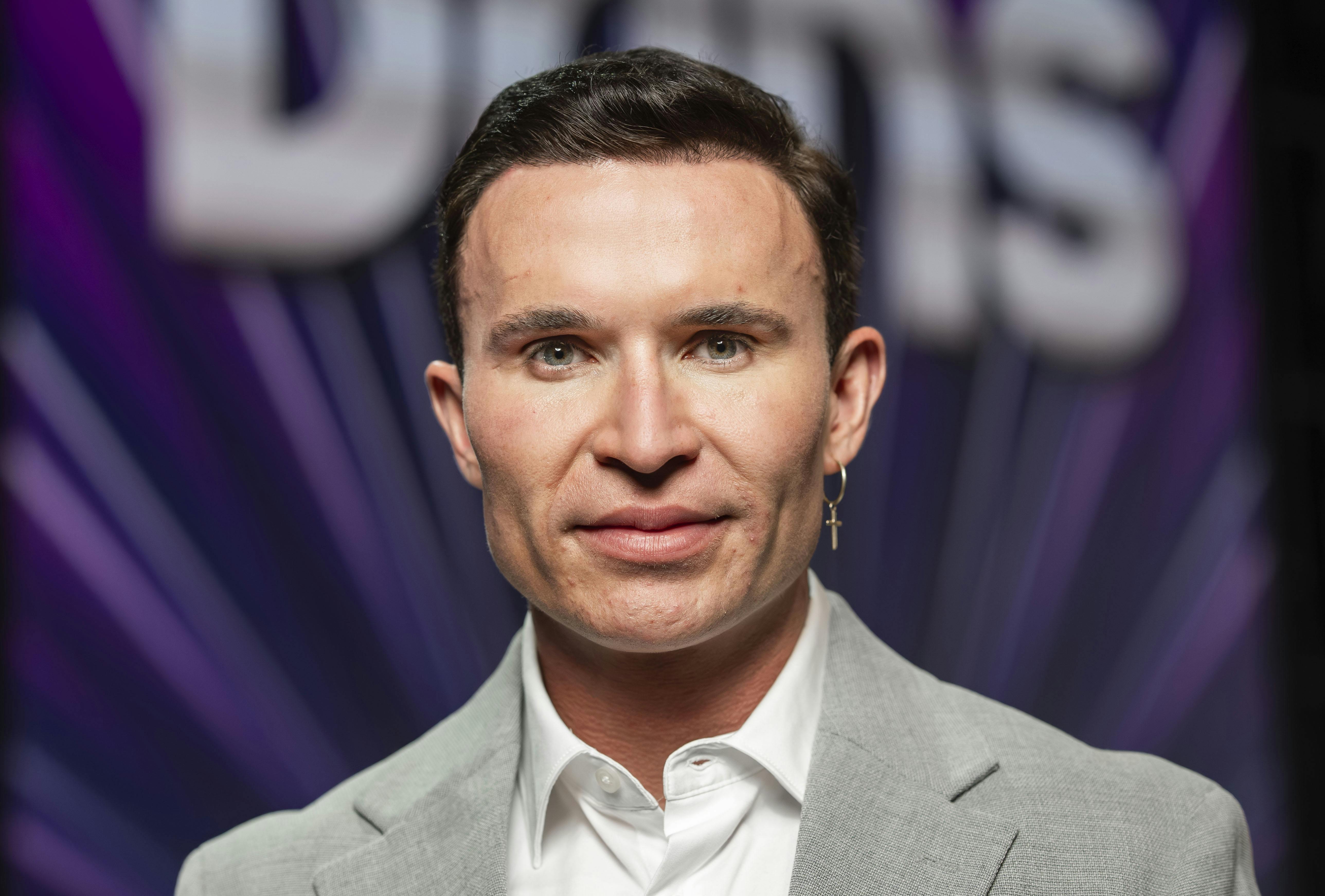 Gustav Salinas får sin sag for, når han skal forsøge at leve op til omverdenens høje forvetninger. 