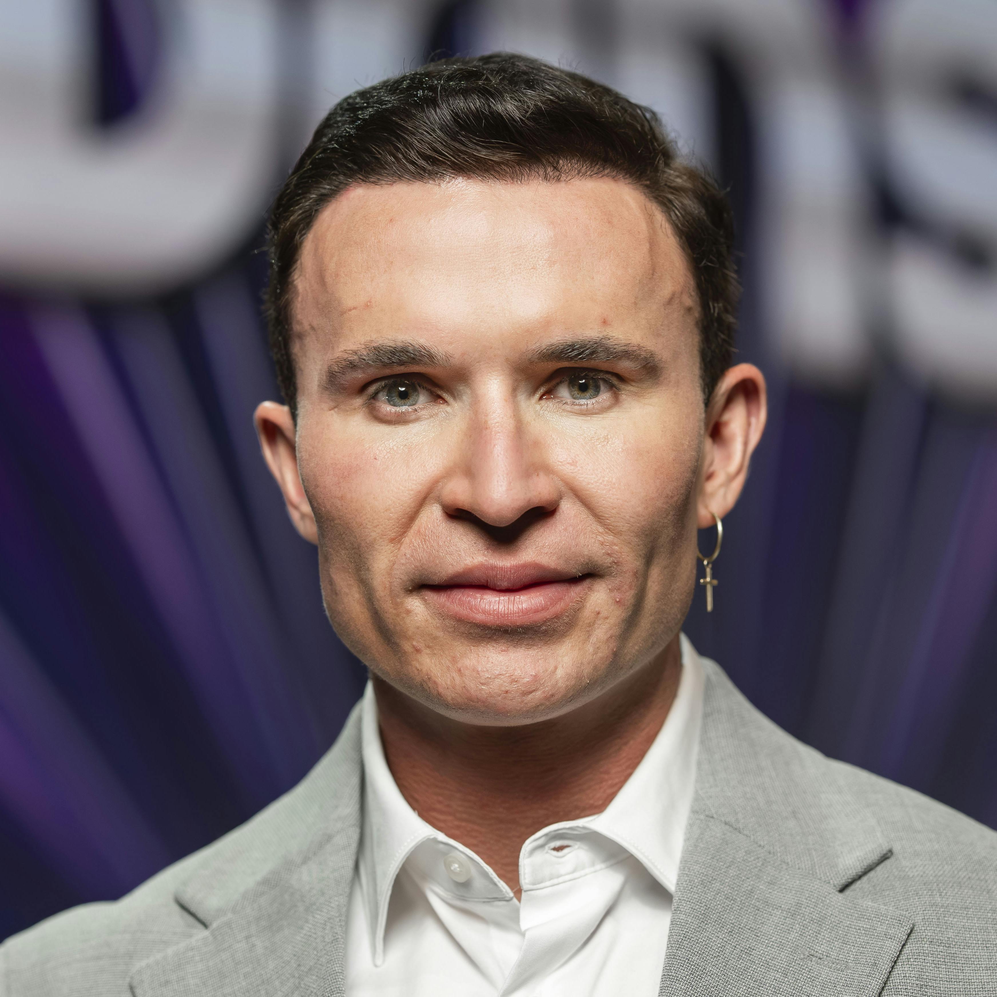 Gustav Salinas får sin sag for, når han skal forsøge at leve op til omverdenens høje forvetninger.