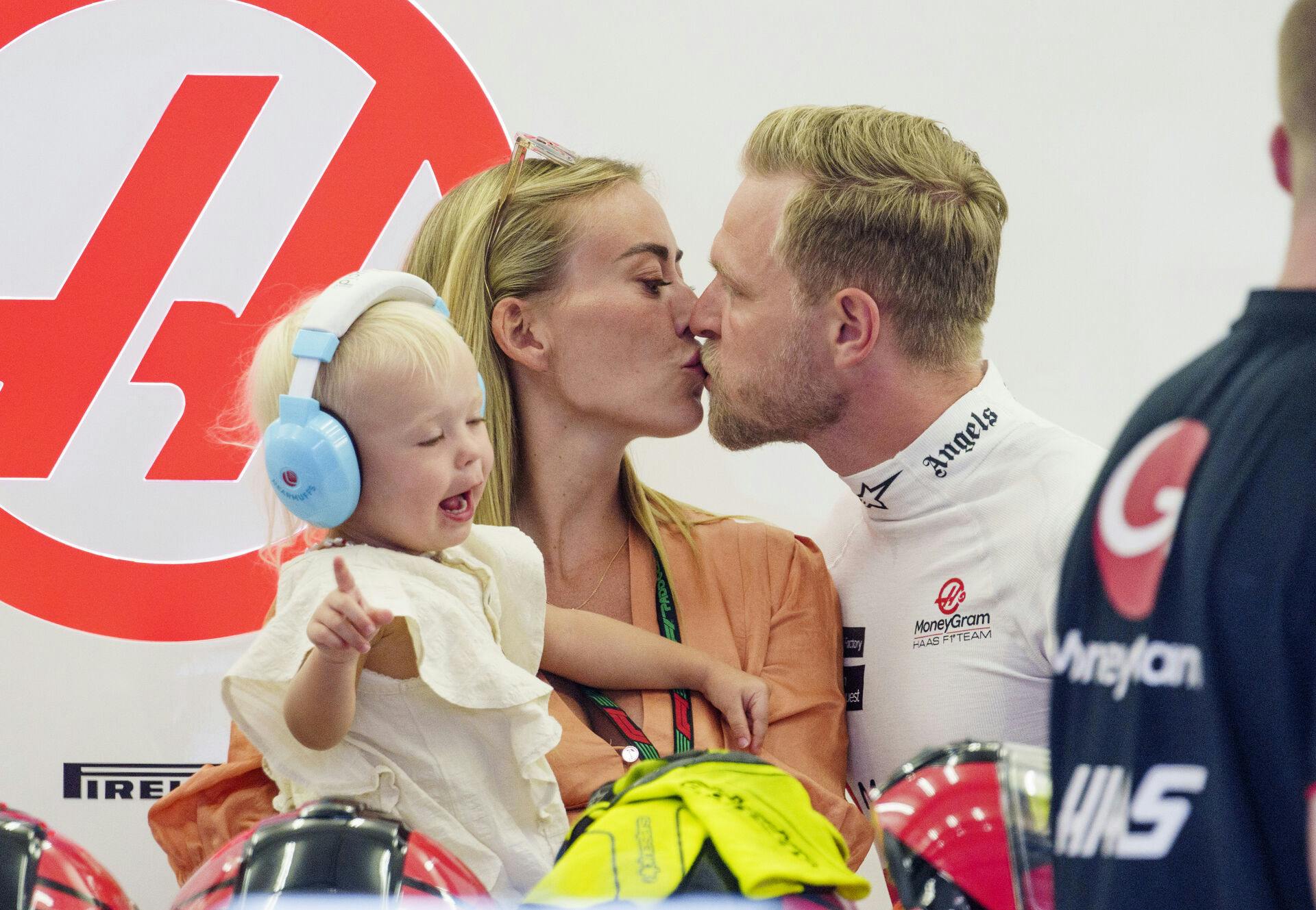 Kevin Magnussen, hustruen Louise og datteren Laura i 2023.&nbsp;