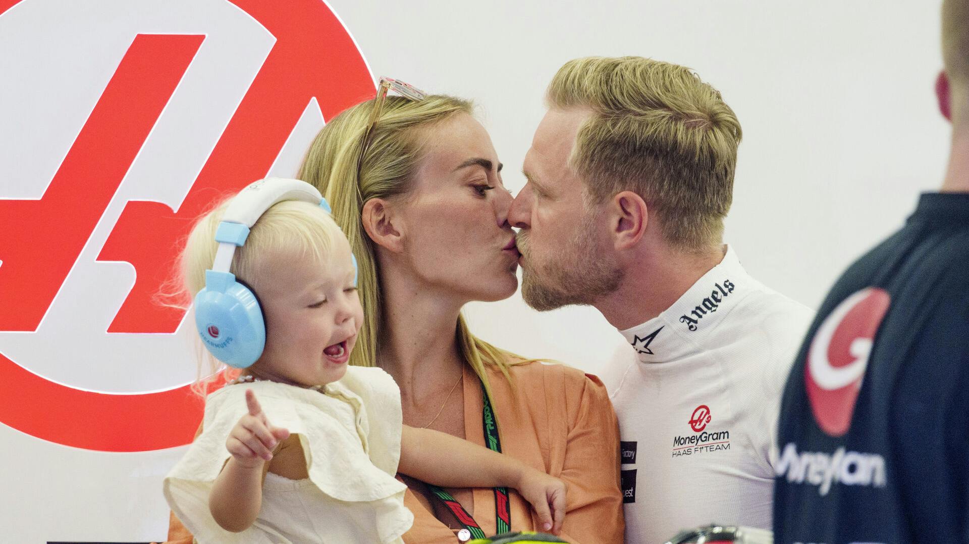 Kevin Magnussen, hustruen Louise og datteren Laura i 2023. 