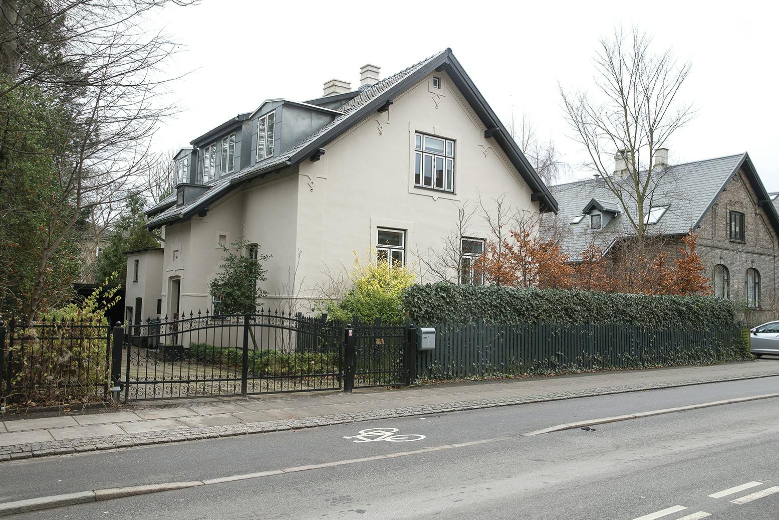 I 2017 flyttede Jonatan Spang og Louise Ryberg ind i denne knap 250 kvadratmeter store kasse på Frederiksberg. Den mondæne villa kostede lige knap 17 millioner kroner.