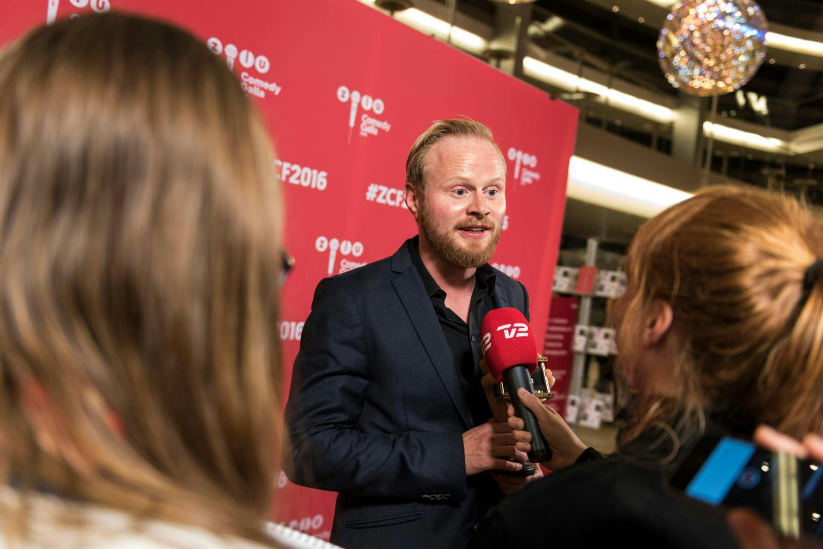 Jonatan Spang er endt i modvind, efter at en kvinde til Berlingske har fortalt, at hun for 16 år siden i en alder af 15 år blev udsat for et overgreb af komikeren.