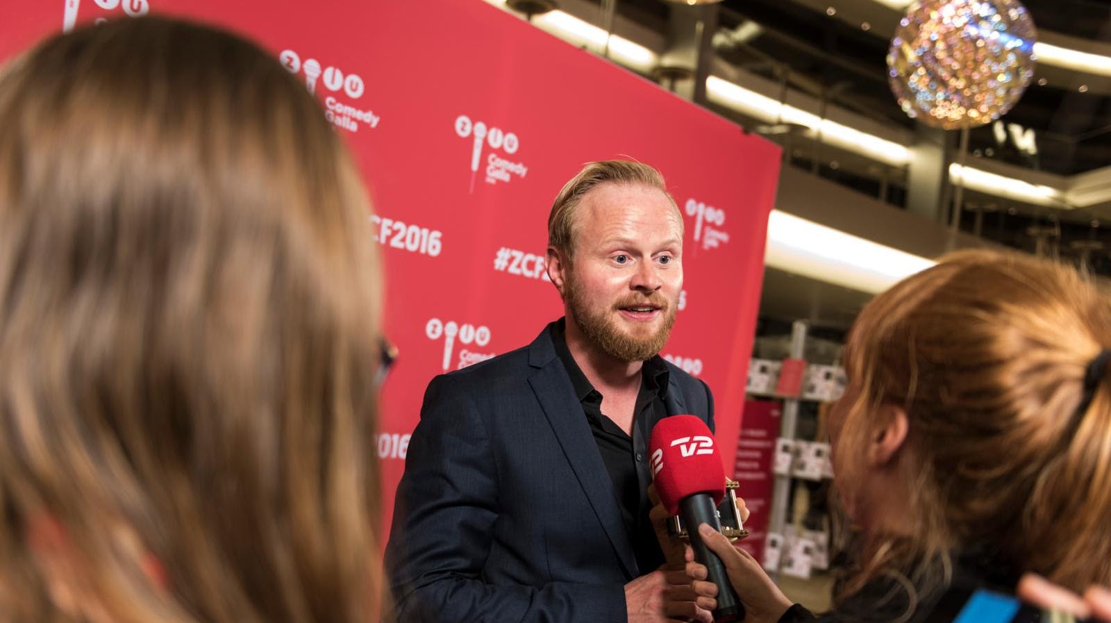 Jonatan Spang er endt i modvind, efter at en kvinde til Berlingske har fortalt, at hun for 16 år siden i en alder af 15 år blev udsat for et overgreb af komikeren.
