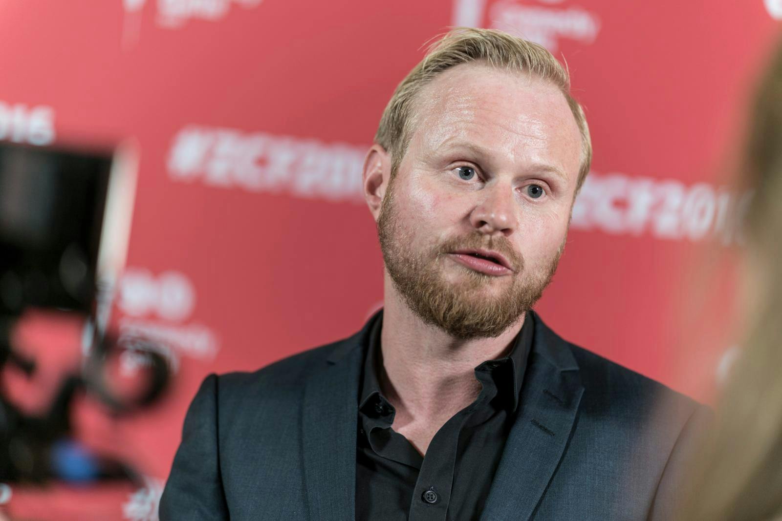 Jonatan Spang har været grov over for andre kvinder, og det er sager, som hans presseperson kender til, fortæller han til SE og HØR.