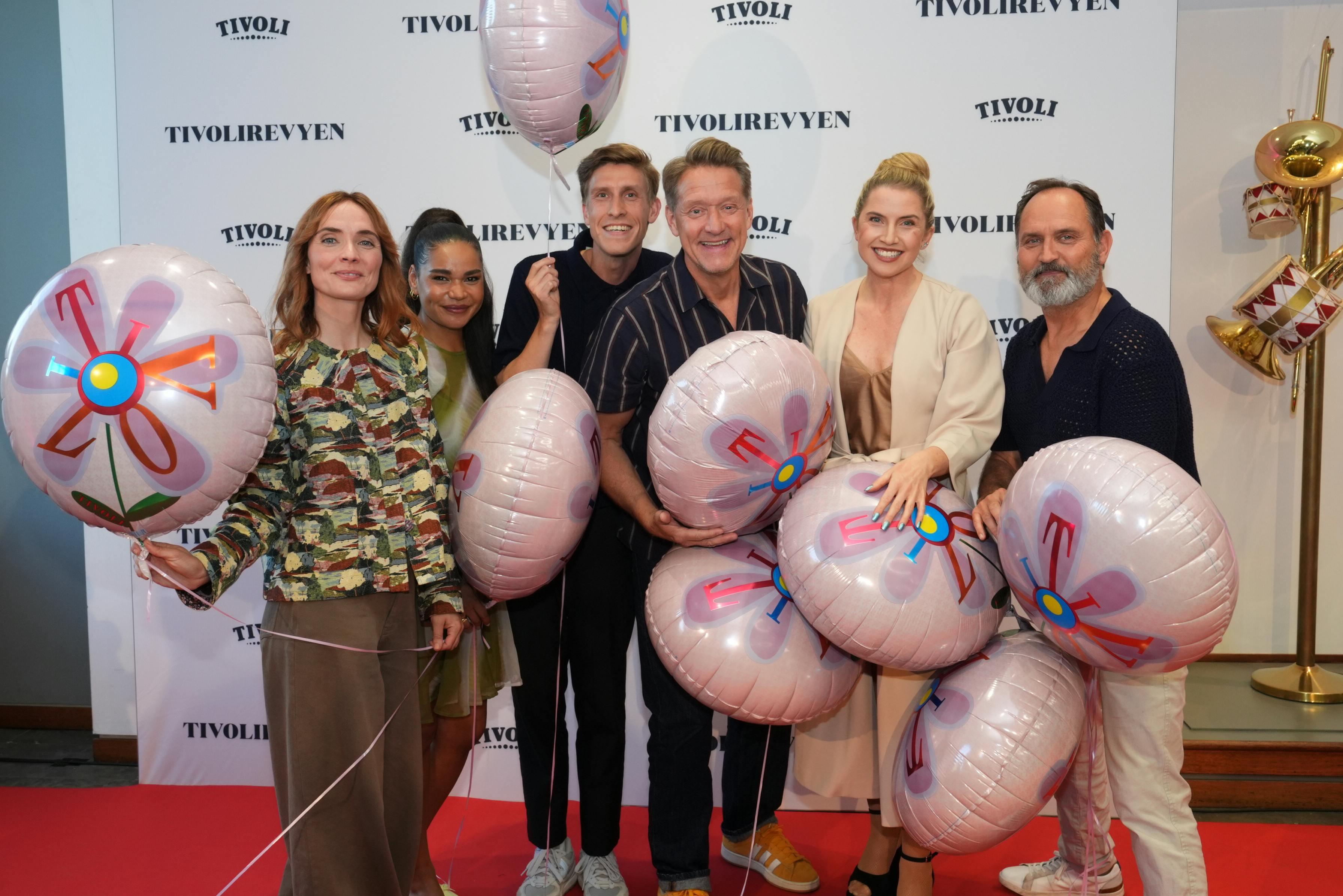 Revyholdet i Tivoli næste år består af: Neel Rønholt, Lea Thiim Harder, Mikkel Becker Hilgart, Henrik Lykkegaard, Sicilia Gadborg og Niels Ellegaard. 