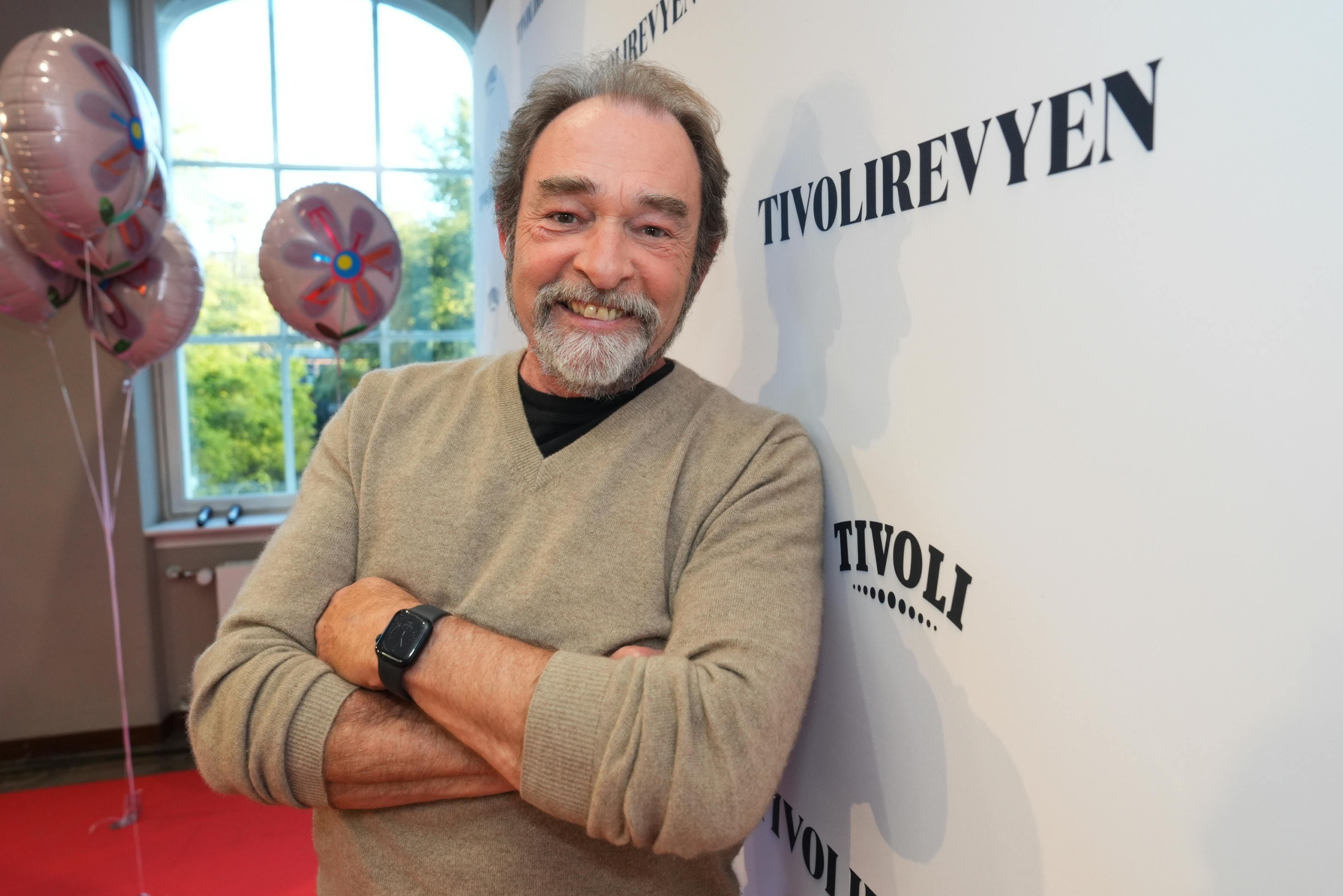 Tivolirevyen 2026 bliver instrueret af Martin Miehe-Renard, og han har samlet et brag af et skuespillerhold til forestillingen i Glassalen.