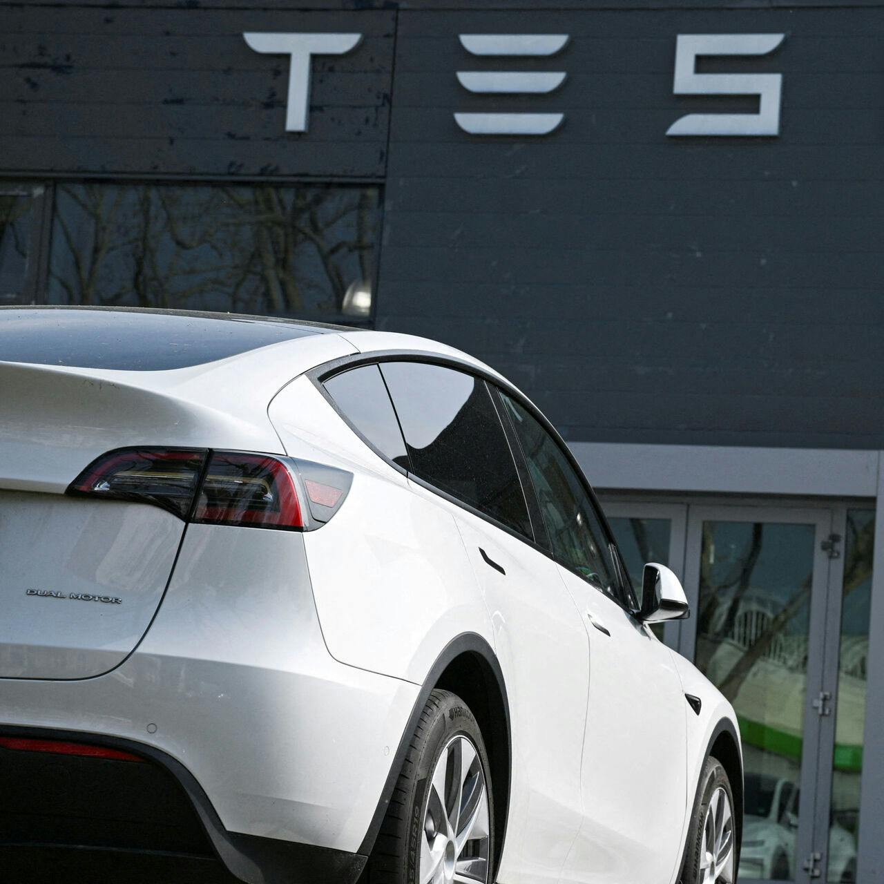 Er du en af de mange danskere, der ejer en Tesla, så kan du ikke længere parkere gratis i fire timer i Aarhus Kommune.