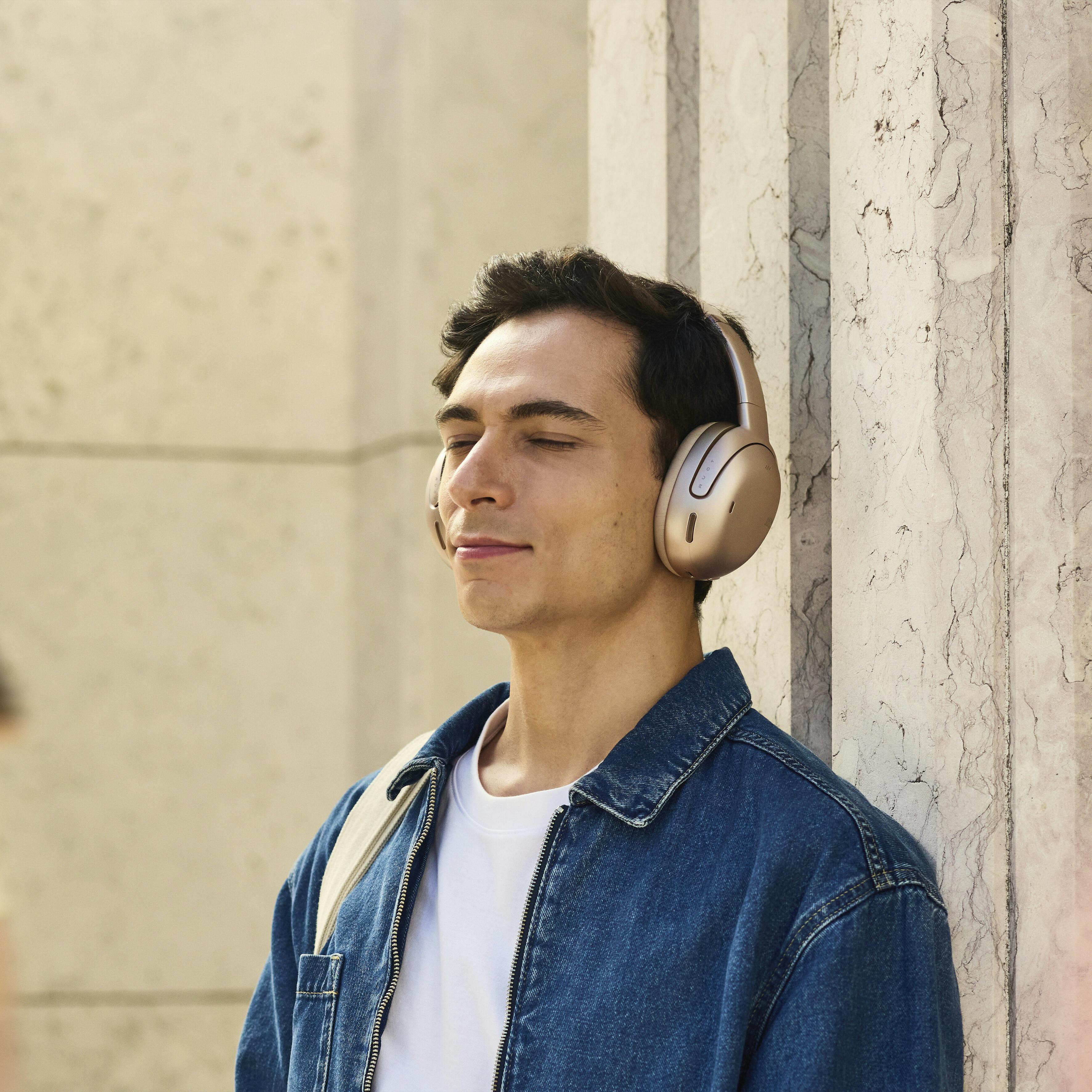 Med bløde memory foam-puder og lav vægt sidder JBL Tour One M3 behageligt selv efter mange timers brug.